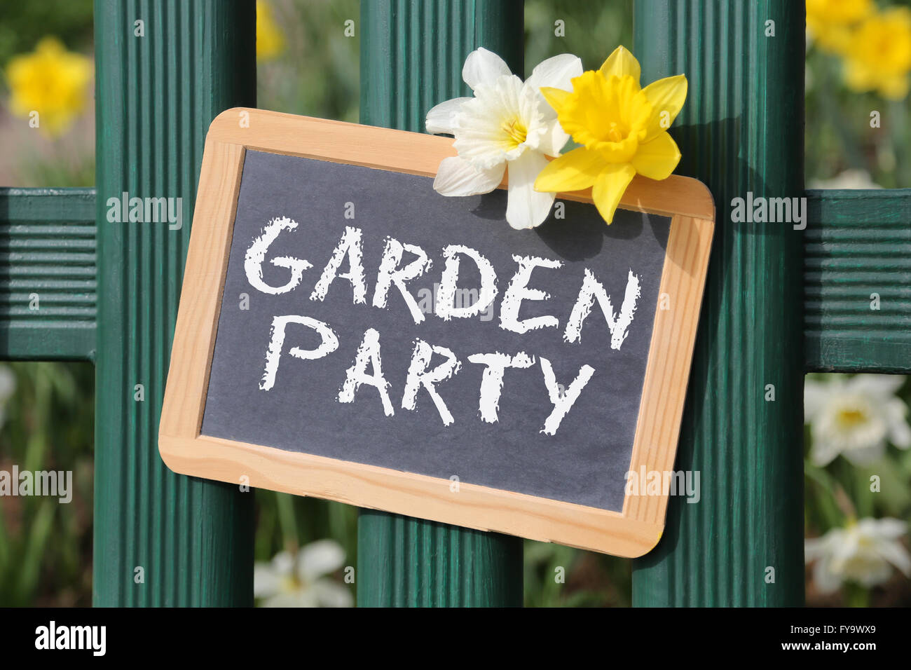 Garten Party mit Blumen Blume Schild am Zaun Stockfoto