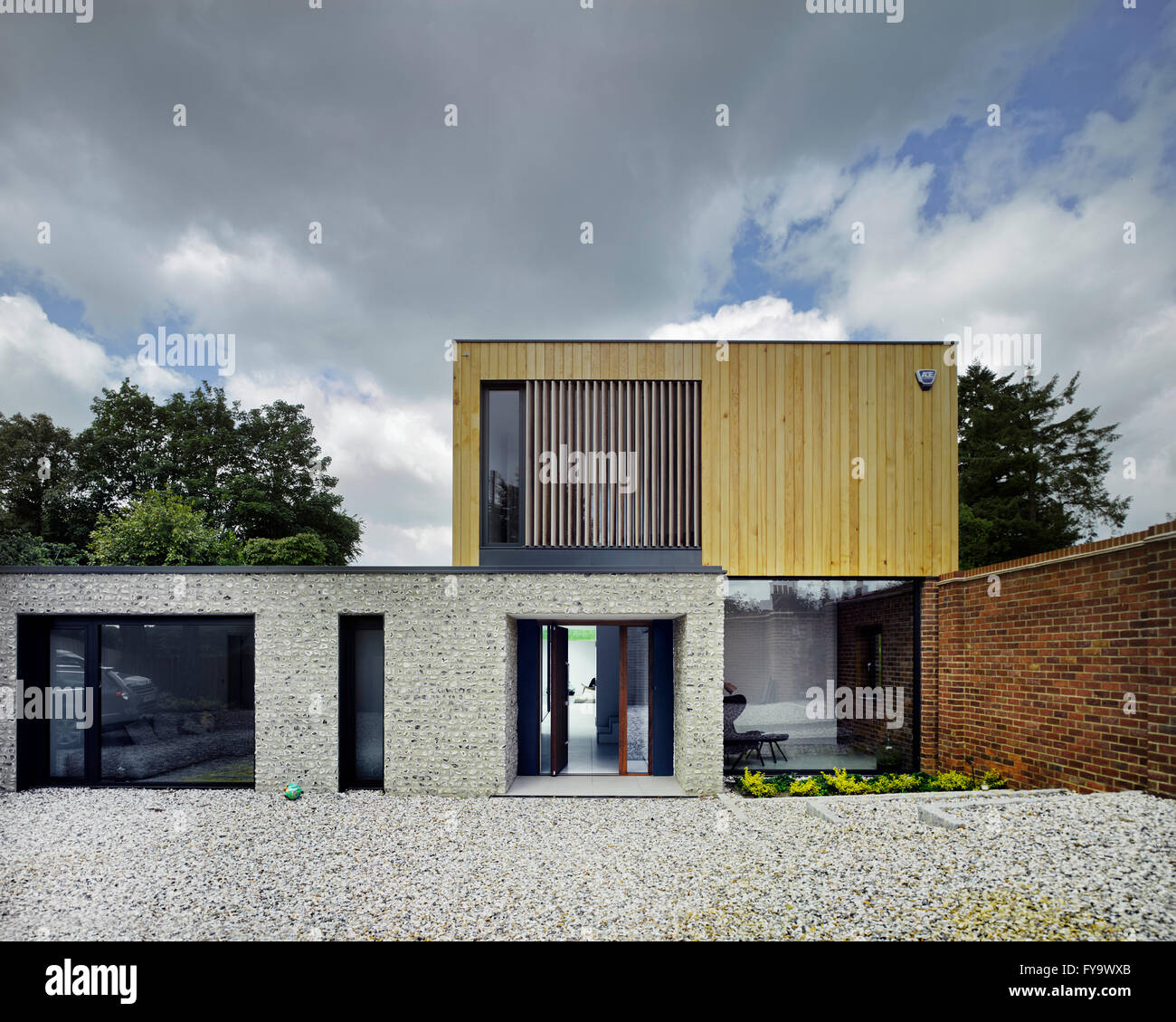 Ansatz zur Moderne Wohnung mit dramatischen Himmel. Cheeran Haus, Lower Basildon, Großbritannien. Architekt: John Pardey Architekten, 2015. Stockfoto