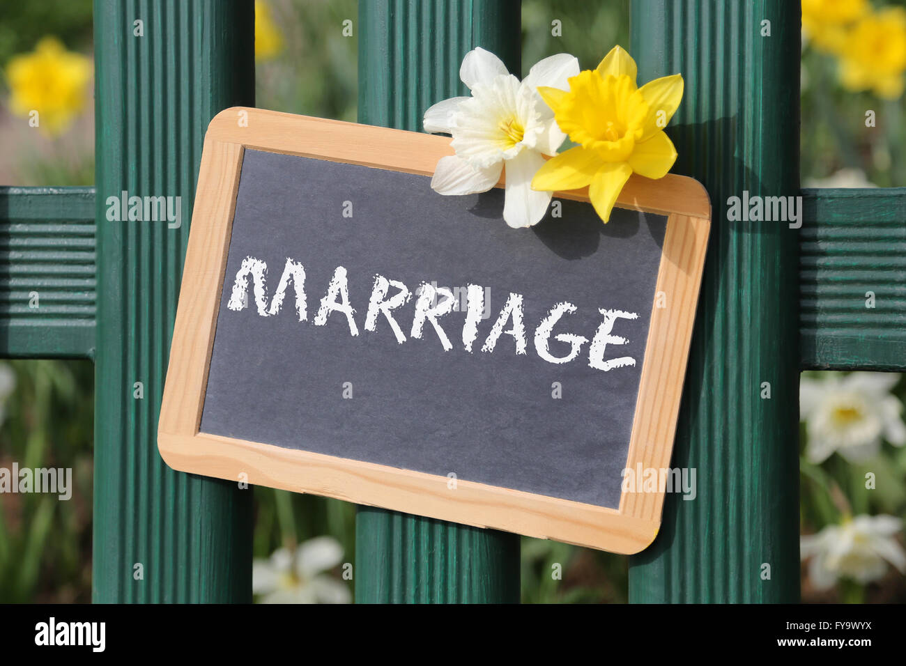 Einladungskarte Hochzeit heiraten Hochzeit Garten mit Blumen Blume Schild am Zaun Stockfoto