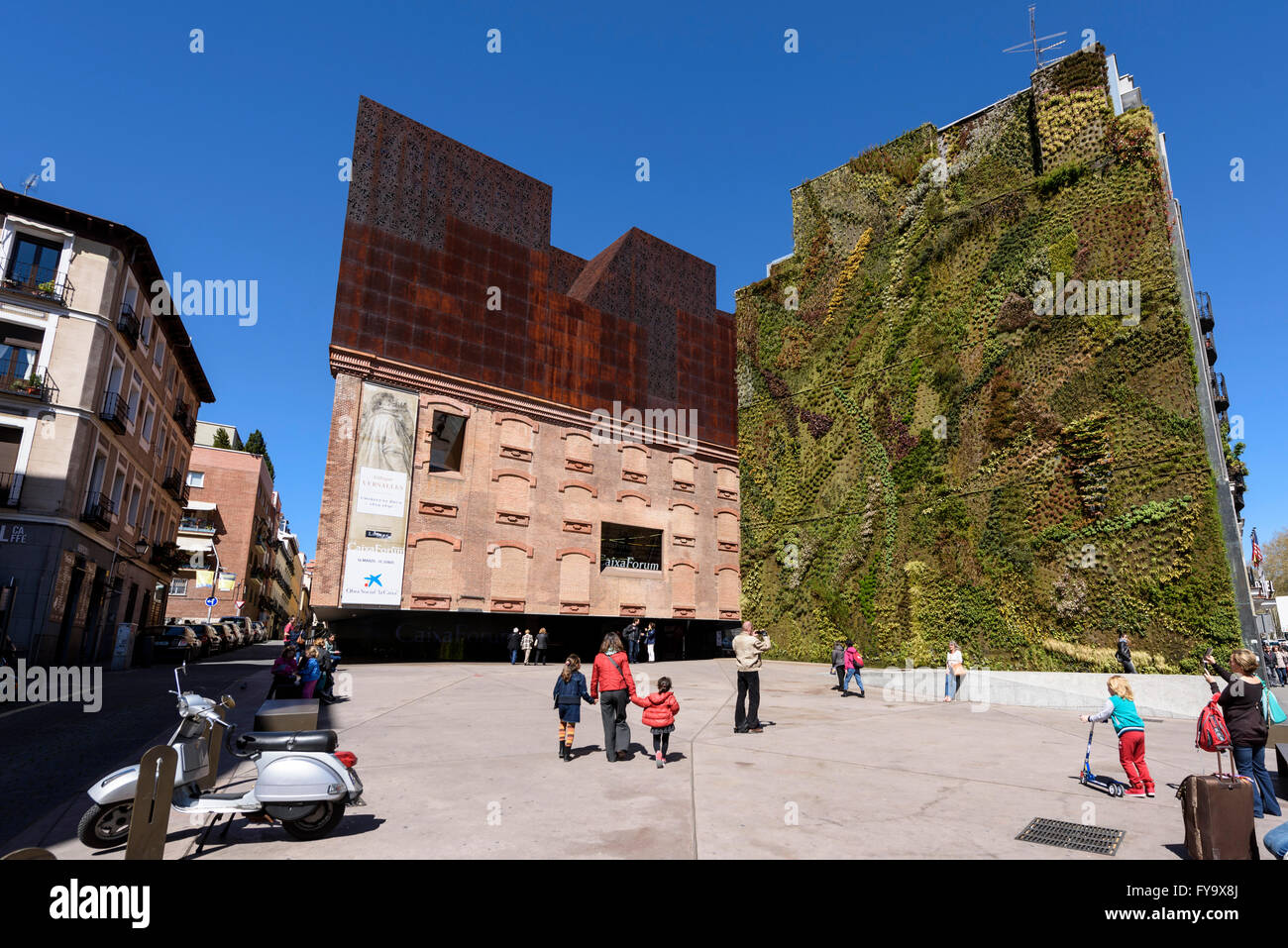 Madrid. Spanien. CaixaForum Madrid, Vertical Garden (2008) vom französischen Botaniker Patrick Blanc, Paseo del Prado. Stockfoto