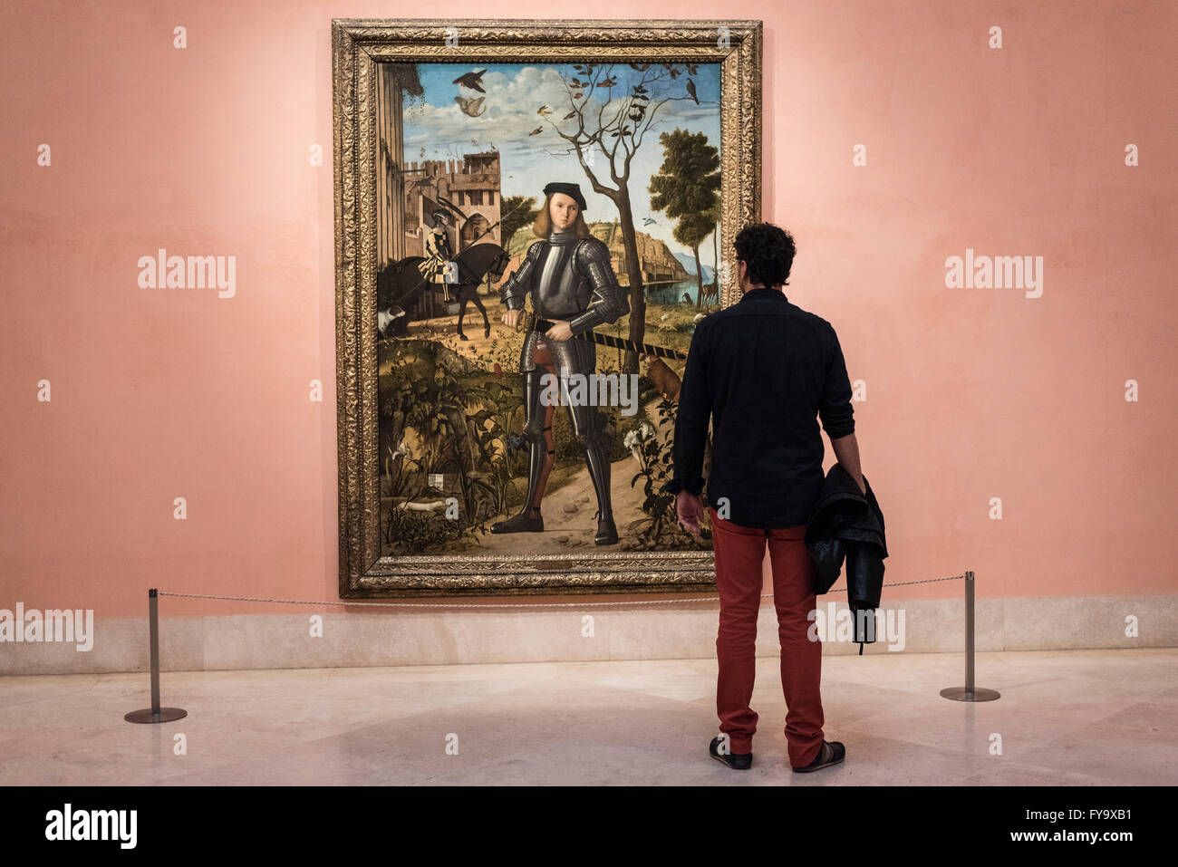 Madrid. Spanien. Besucher am Vittore Carpaccios junge Ritter in einer Landschaft (1510), Museo Thyssen-Bornemisza. Stockfoto