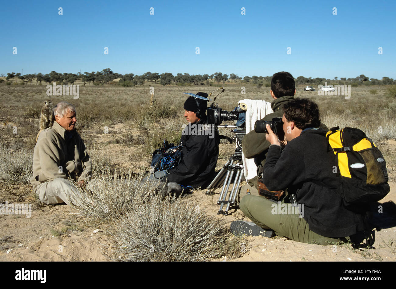 Sir David Attenborough mit Erdmännchen auf Schulter gefilmt für BBC-Serie Life of Mammals, Huw Cordey Producer bei vorne rechts Stockfoto