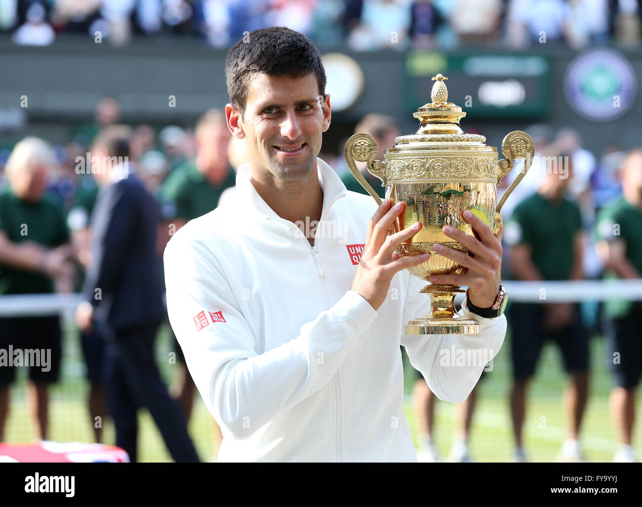 Novak Djokovic, SRB, halten die Tasse, Wimbledon Championships im Jahr 2014, ITF Grand-Slam-Tennis-Turnier, AELTC, All England Lawn Stockfoto