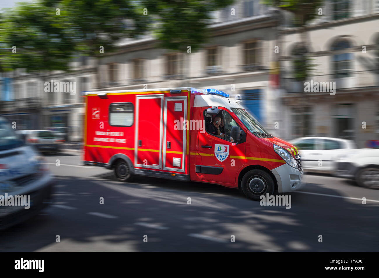 Verschwommene französischen Einsatzfahrzeug Rauschen durch Stadtstraße mit Blaulicht blinkt, Saintes, Poitou-Charentes, Frankreich Stockfoto