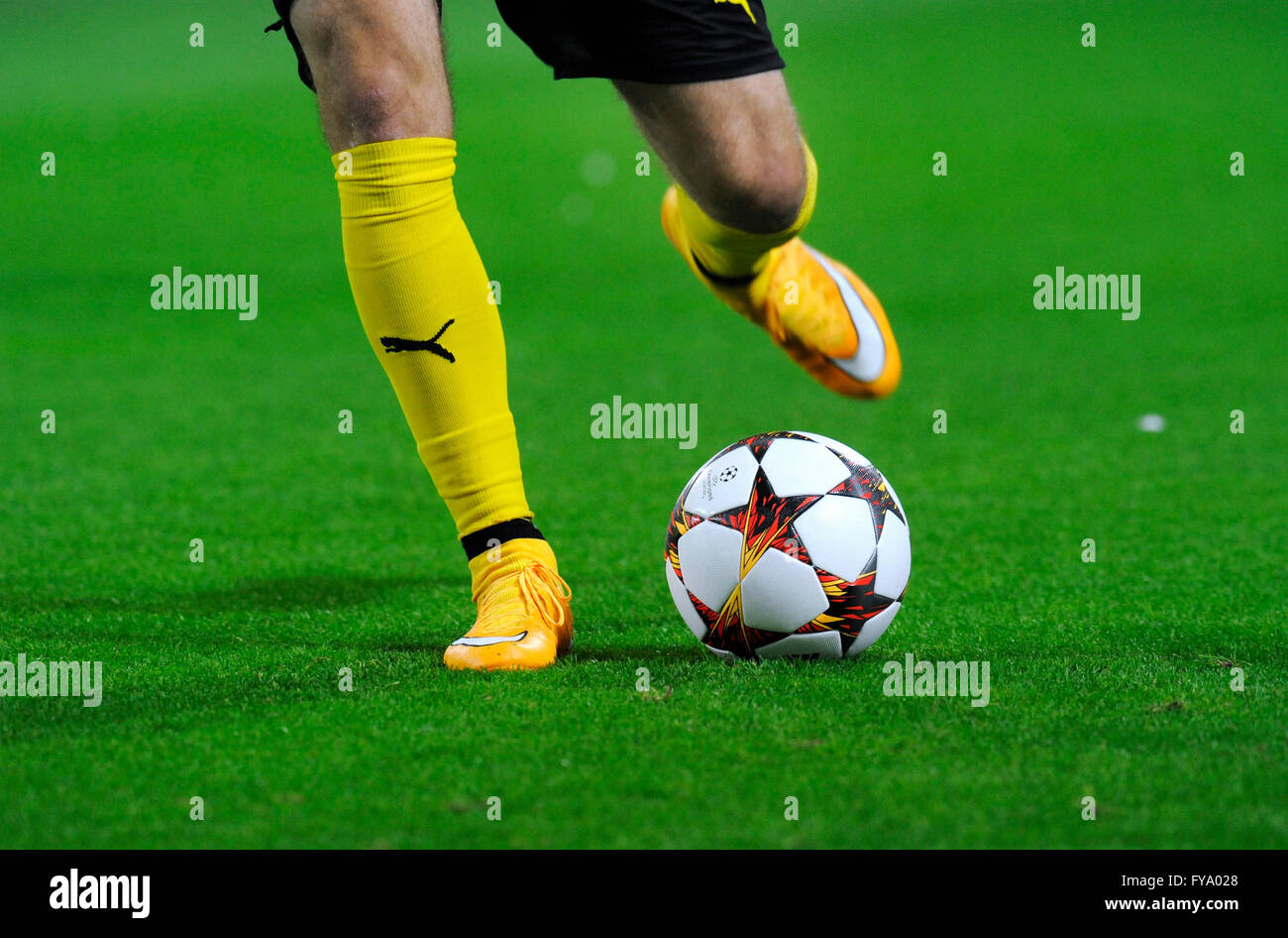 Beine eines BVB-Spieler mit Adidas Champions League Ball, Signal Iduna Park, Dortmund, Nordrhein-Westfalen, Deutschland Stockfoto