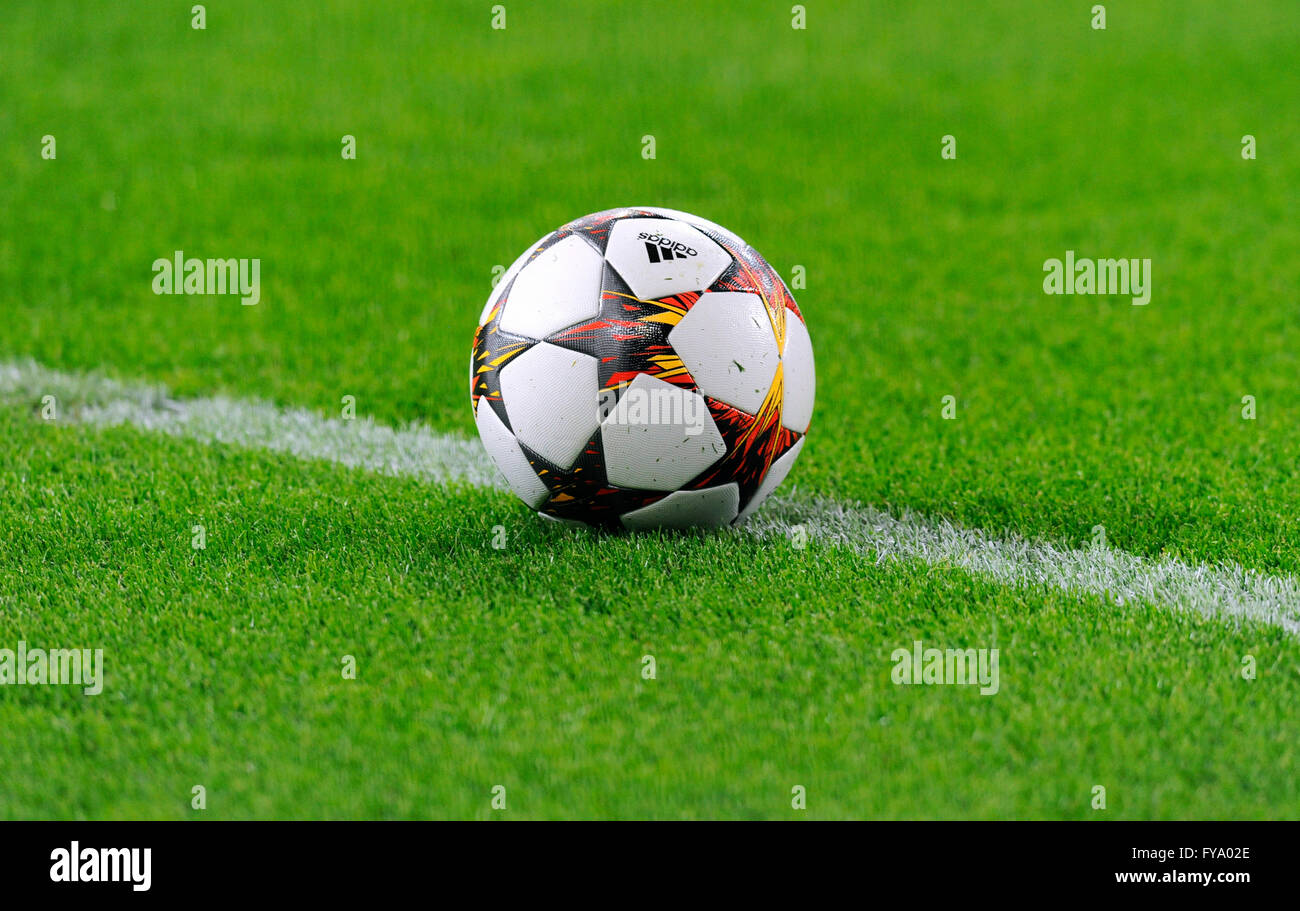 Adidas Champions League Ball auf der Linie, Gelsenkirchen, Nordrhein-Westfalen, Deutschland Stockfoto