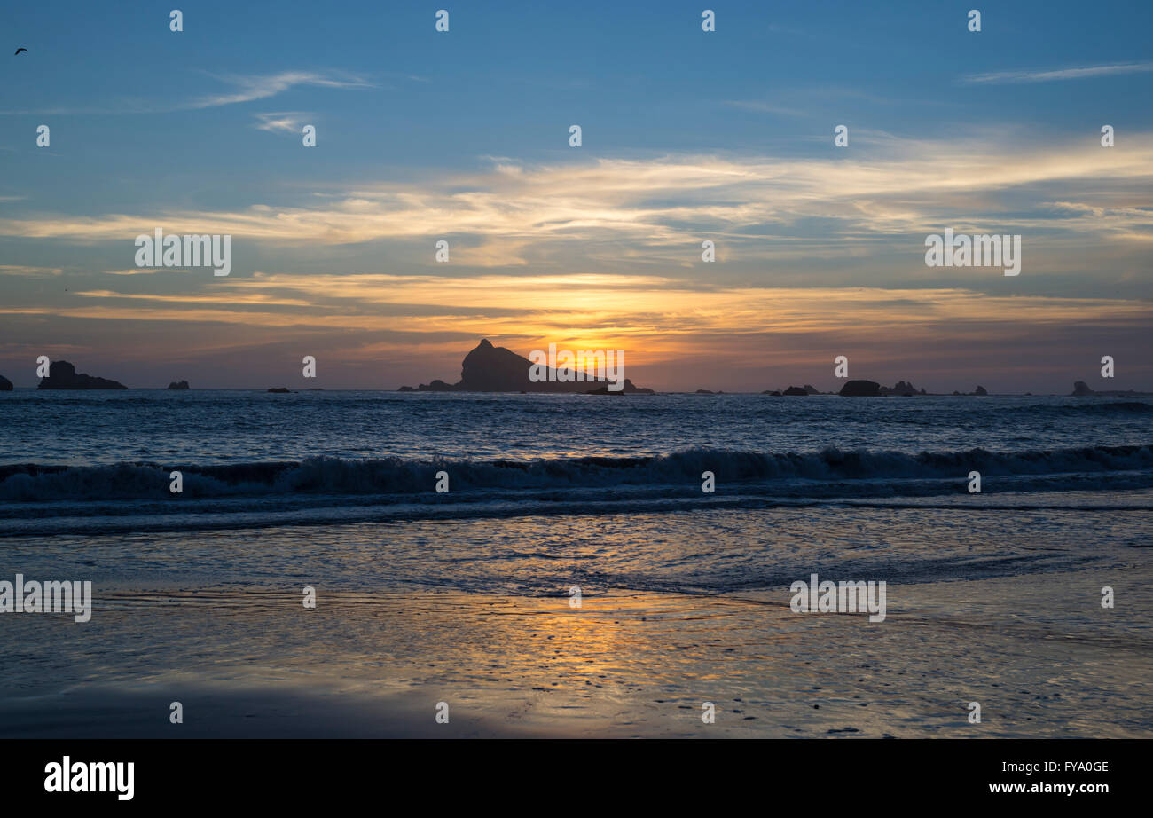 Sonnenuntergang von Pebble Beach; Castle Rock am Horizont. Crescent City, Kalifornien, USA. Stockfoto