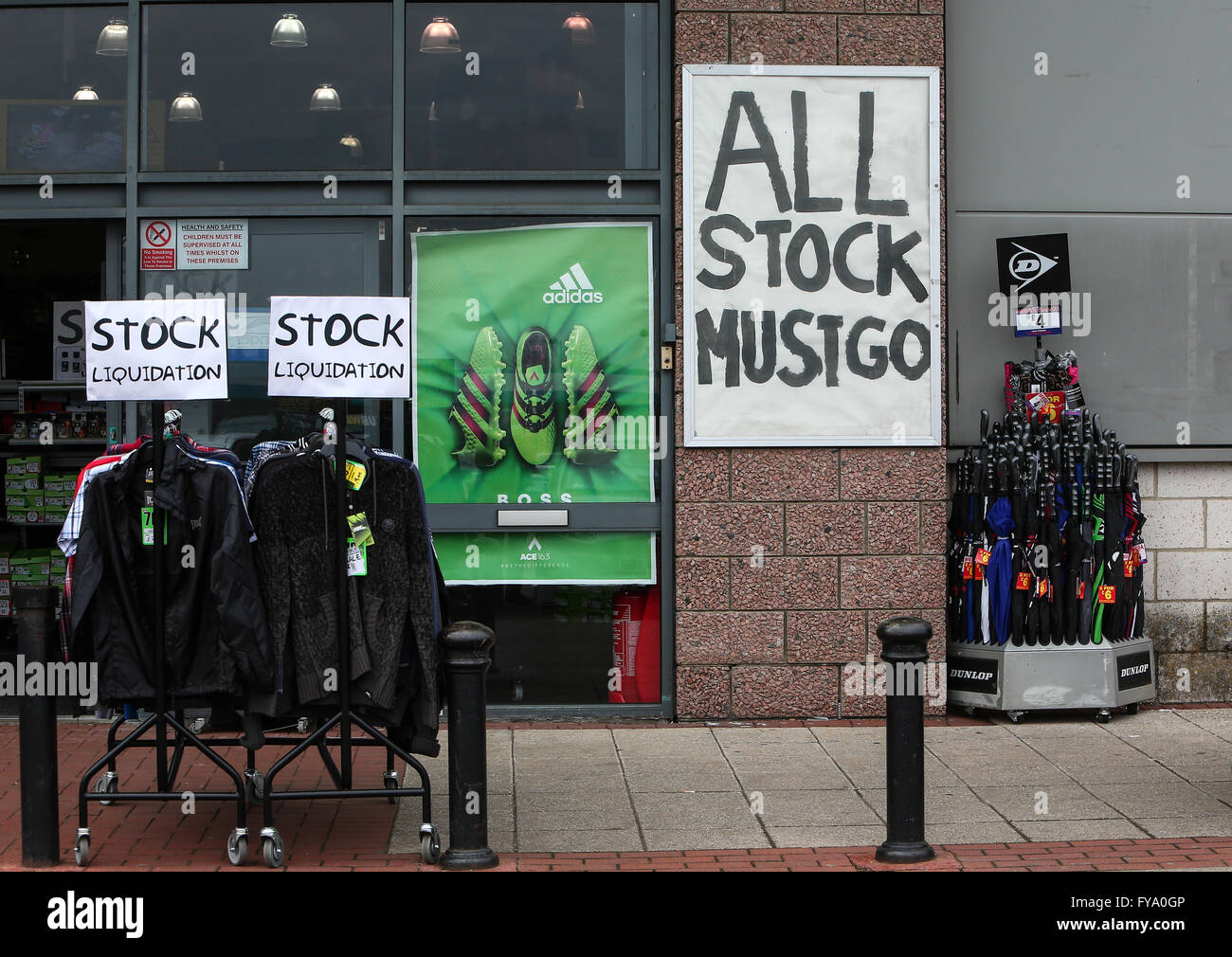 Der Sports Direct Store am Friern Retail Park zeigt