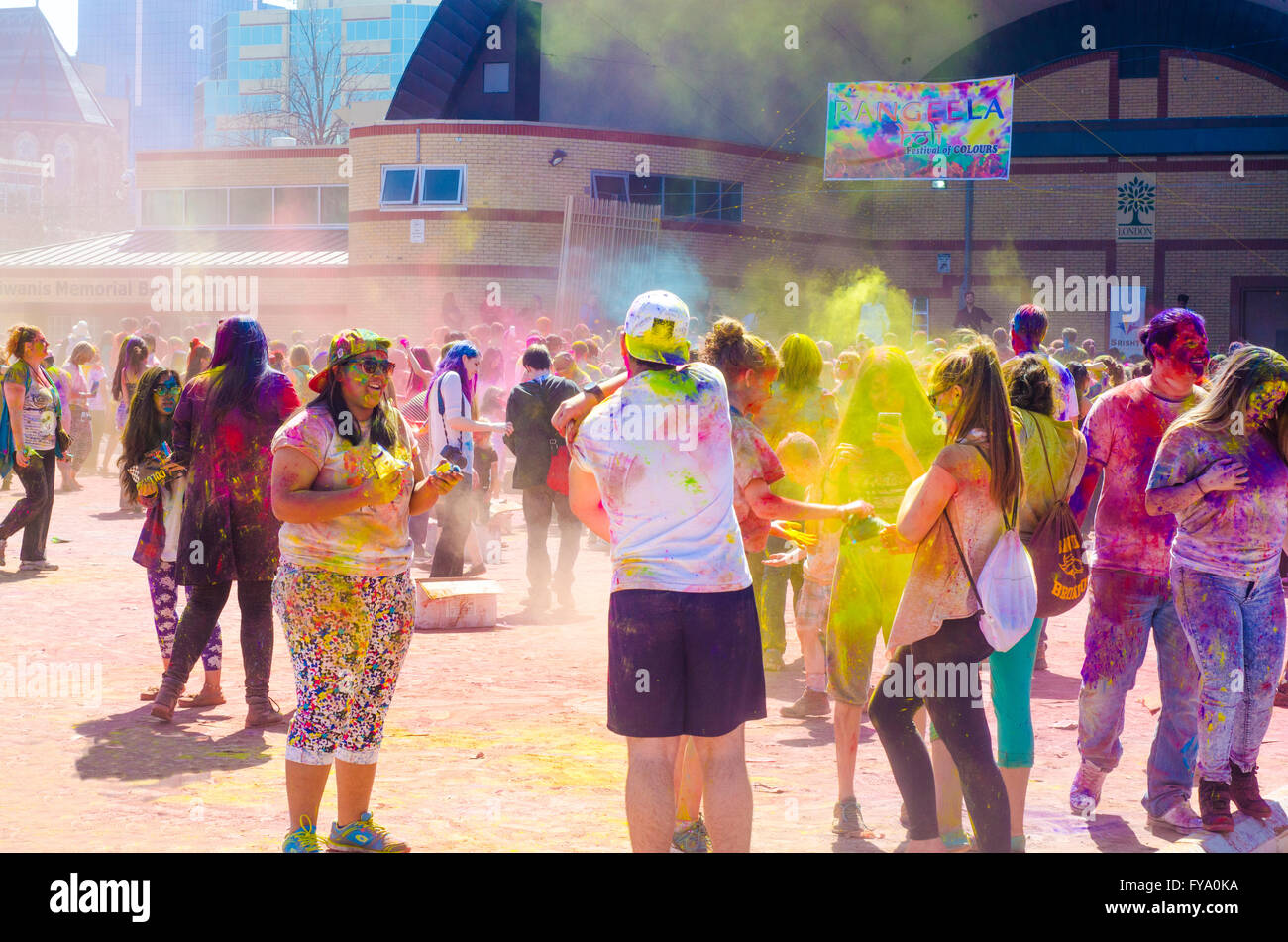 London Ontario, Kanada - April 16: Unidentified bunten Jugendlichen Spaß haben und feiern auf der Festival der Farben Stockfoto