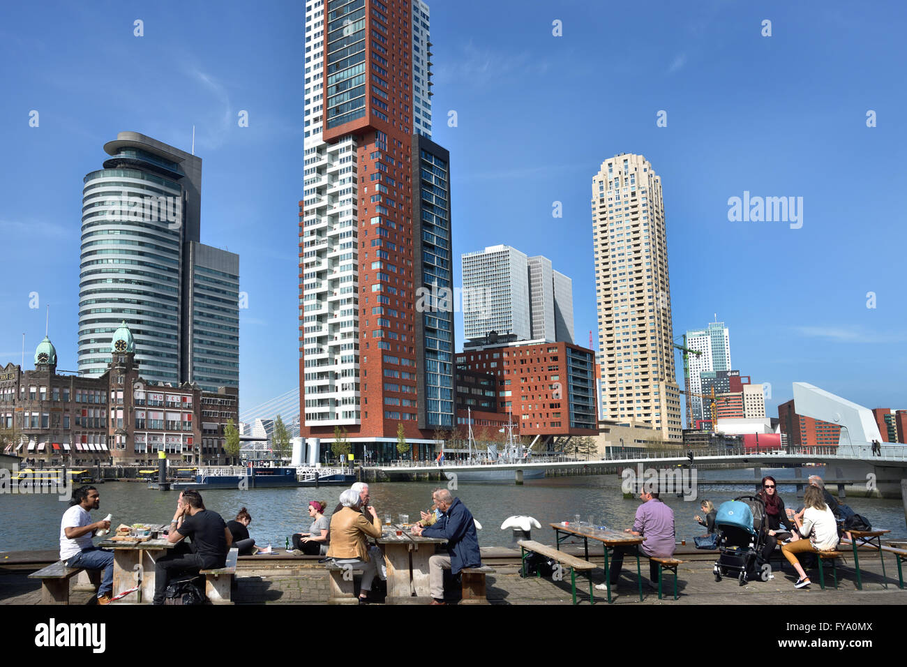 World Port Center (Kop van Zuid) Montevideo Hotel New York moderne Rotterdam Niederlande niederländische (Ansicht von Foenix Food Factory) Stockfoto