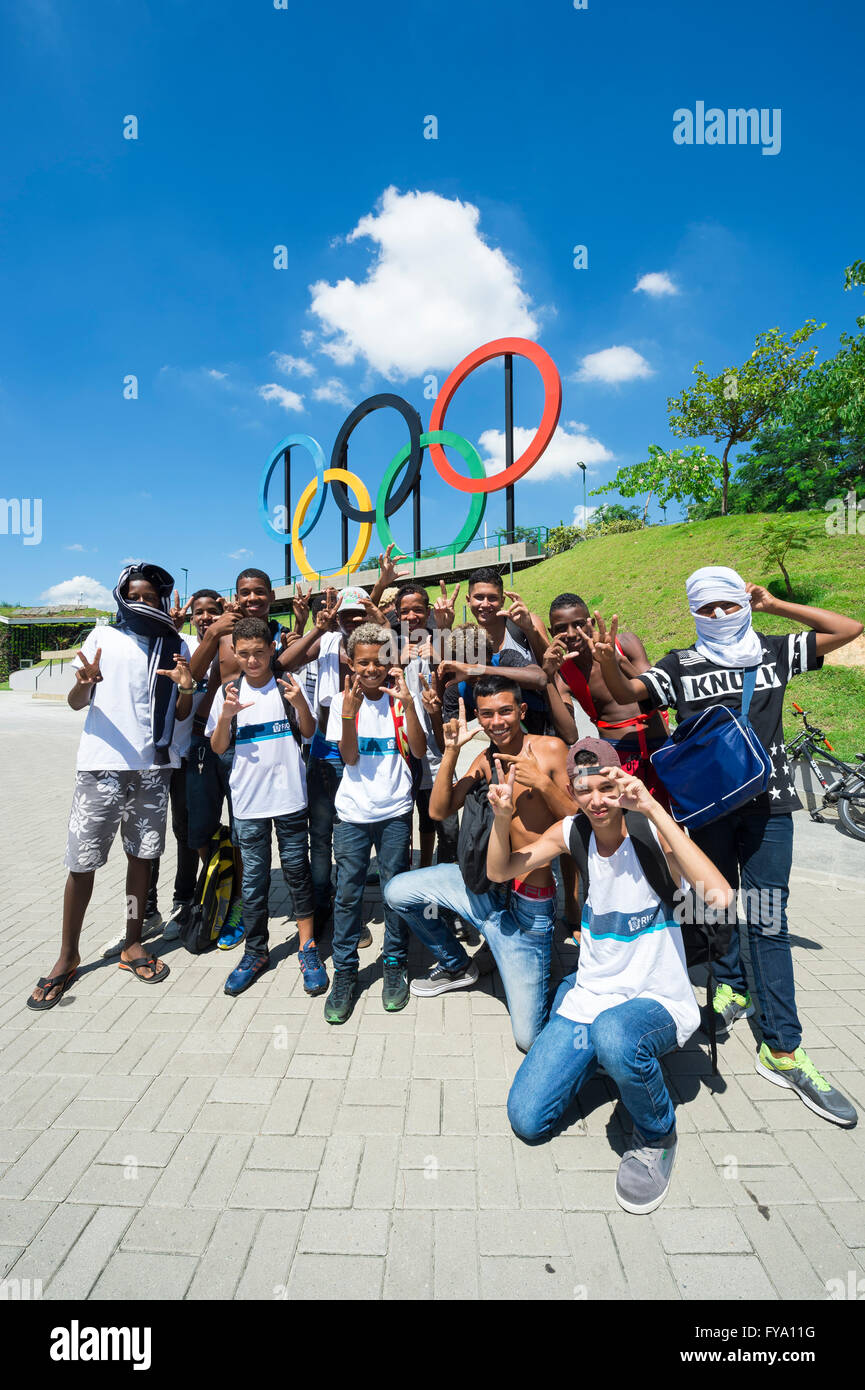 RIO DE JANEIRO - 18. März 2016: Gruppe von jungen Brasilianer posieren vor Olympischen Ringe in einem Park in Zona Norte installiert. Stockfoto