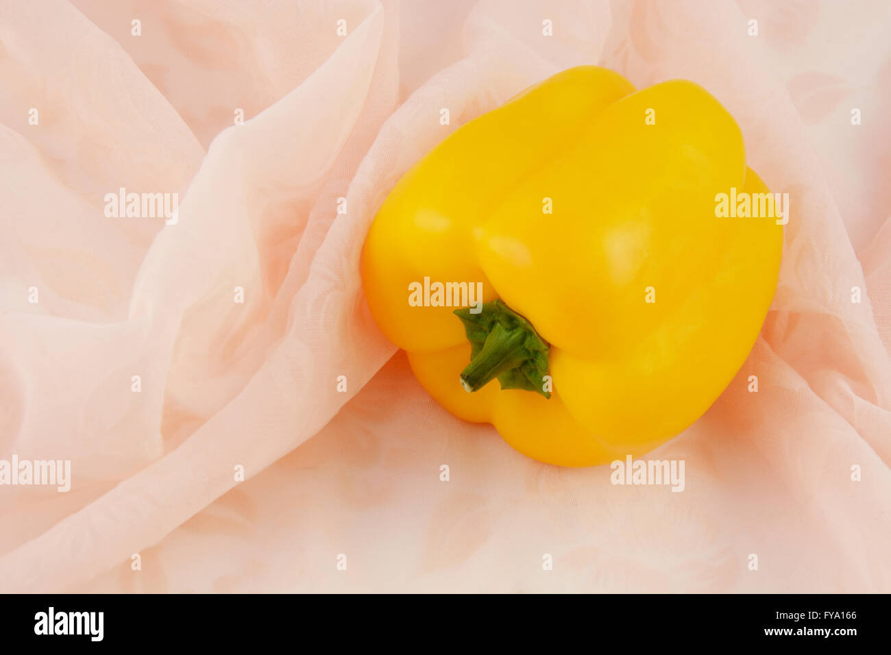 Gelbe Paprika auf Tischdecke Stockfoto