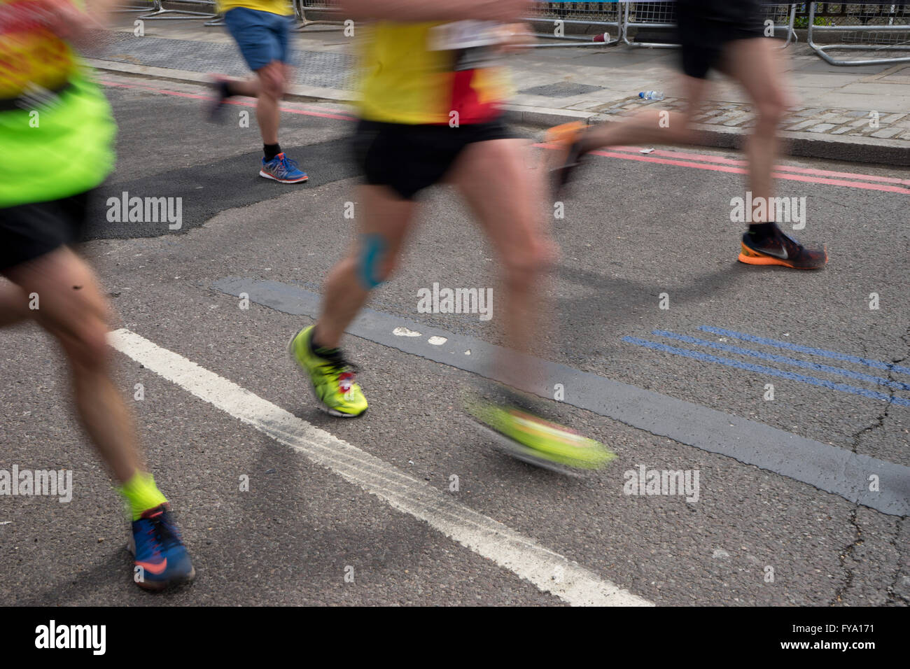 Läufer in der Nähe von Tower Bridge beim London-Marathon 2016. UK Stockfoto
