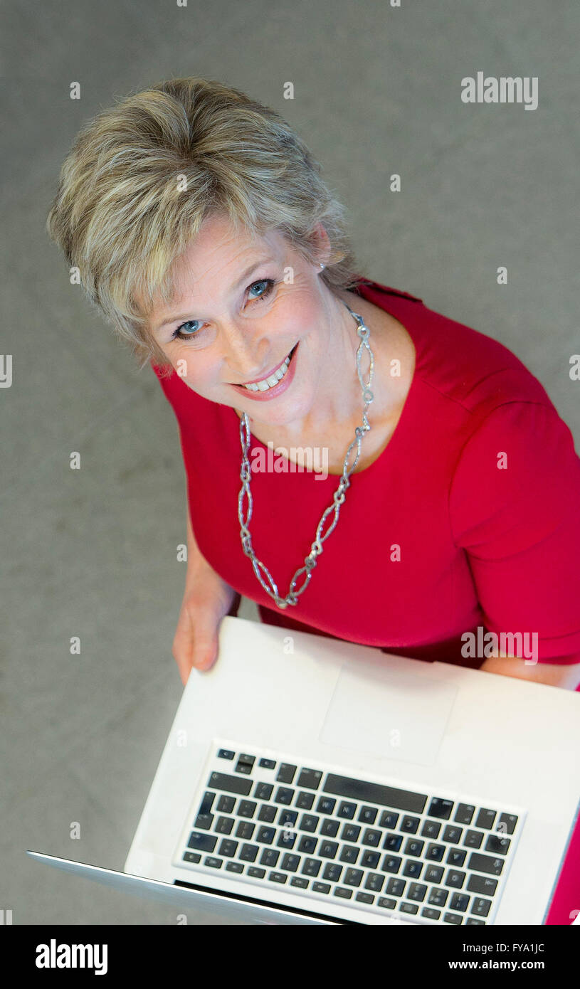 Sally Magnusson mit laptop Stockfoto