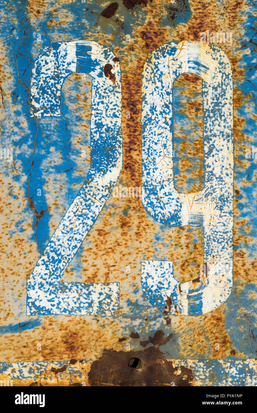 Weiß 29 Anzahl auf einem rostigen blau und orange Metall Hintergrund gemalt. Stockfoto