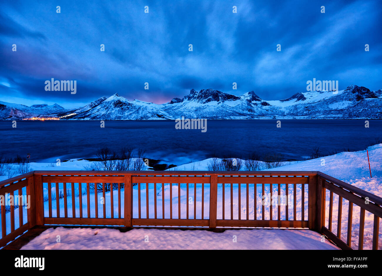 Winter Landschaft im Fjord Husøy Senja, Nachtaufnahme mit Mondlicht, Senja, Troms, Norwegen, Europa Stockfoto