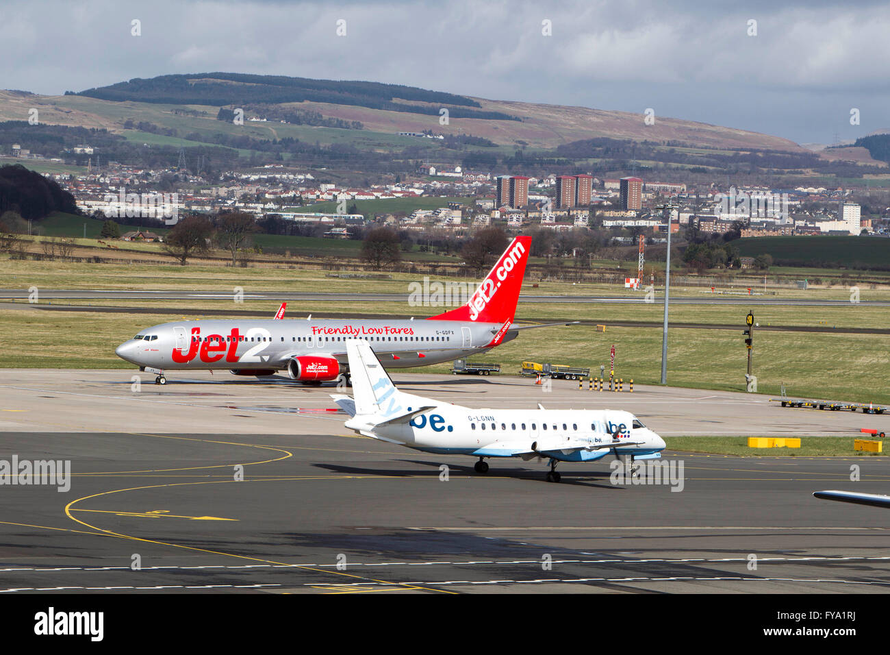 Flugzeuge landen und starten am Flughafen Glasgow aufgereiht Stockfoto