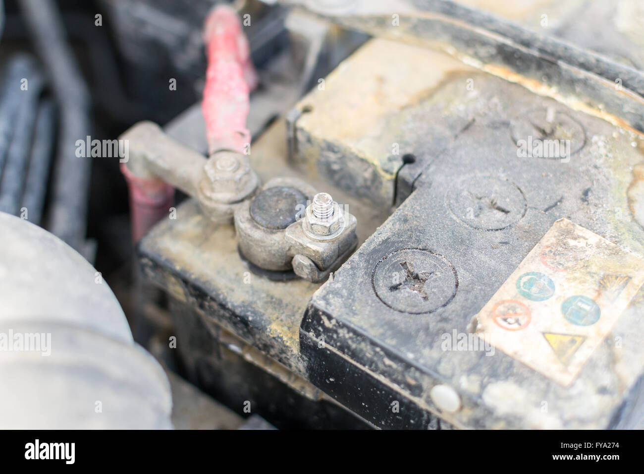 Nahaufnahme Bild einer korrodierten und defekte Auto Batterie zeigen Erosion der Terminals und Rückstände aufbauen Stockfoto