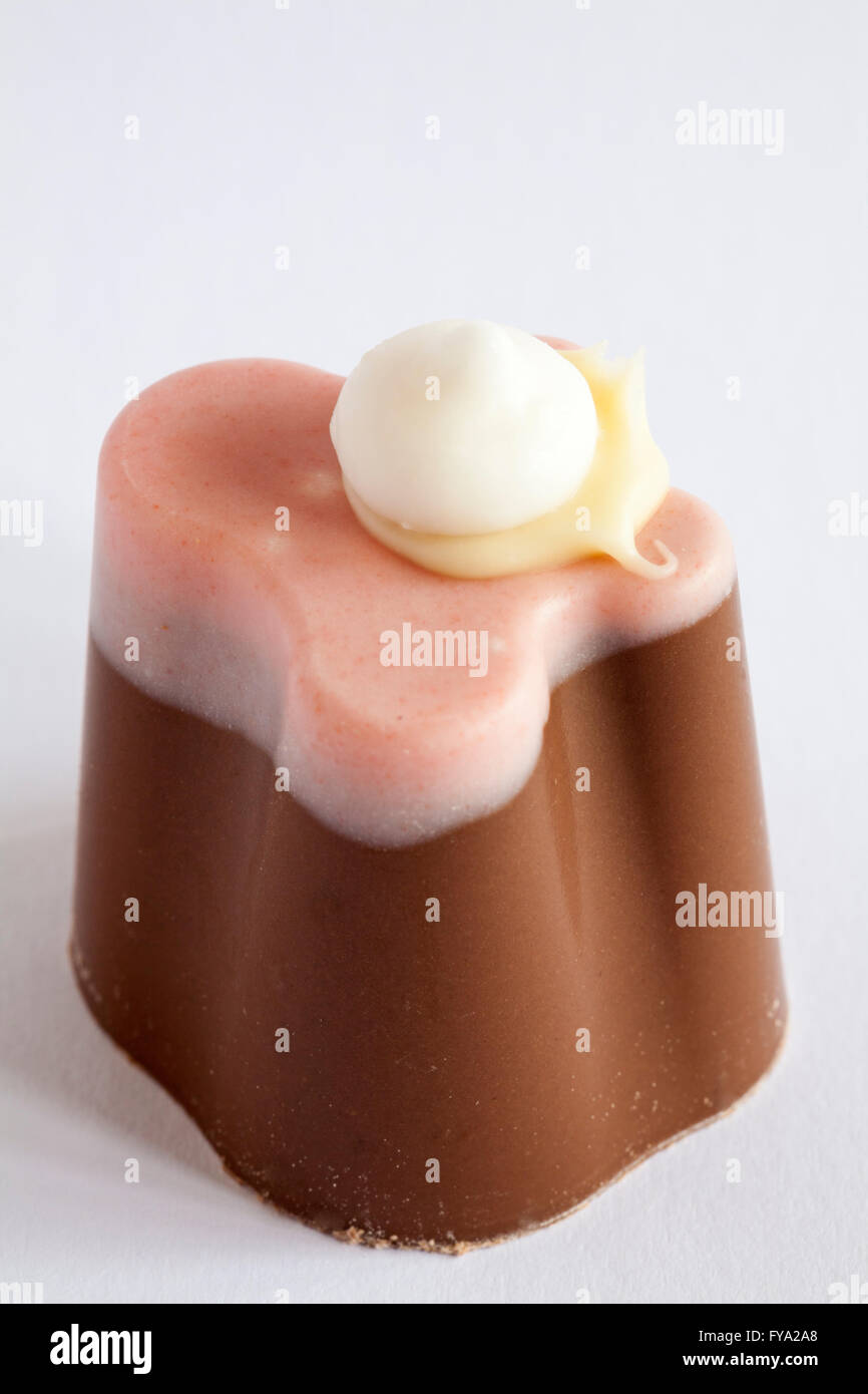 Eton Mess-Peitsche aus M & S Peitschen britischer Pudding Sortiment isoliert auf weißem Hintergrund Stockfoto