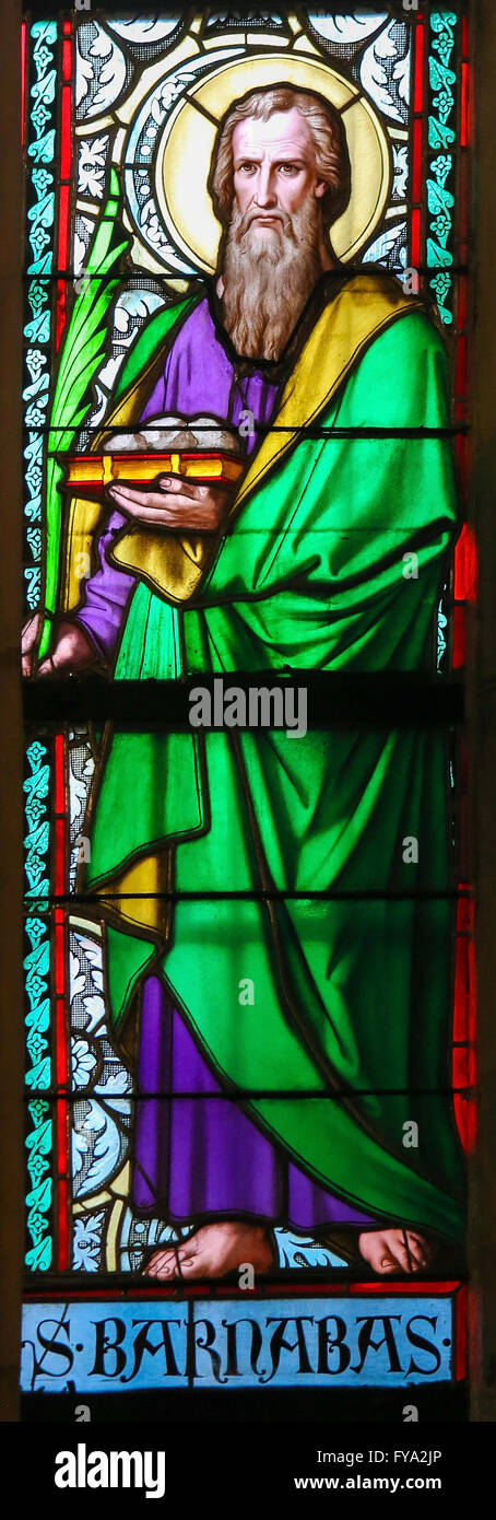 Glasfenster in St. Vitus Cathedral, Prag, Darstellung von Barnabas, Joseph, einem frühen christlichen Heiligen geboren Stockfoto