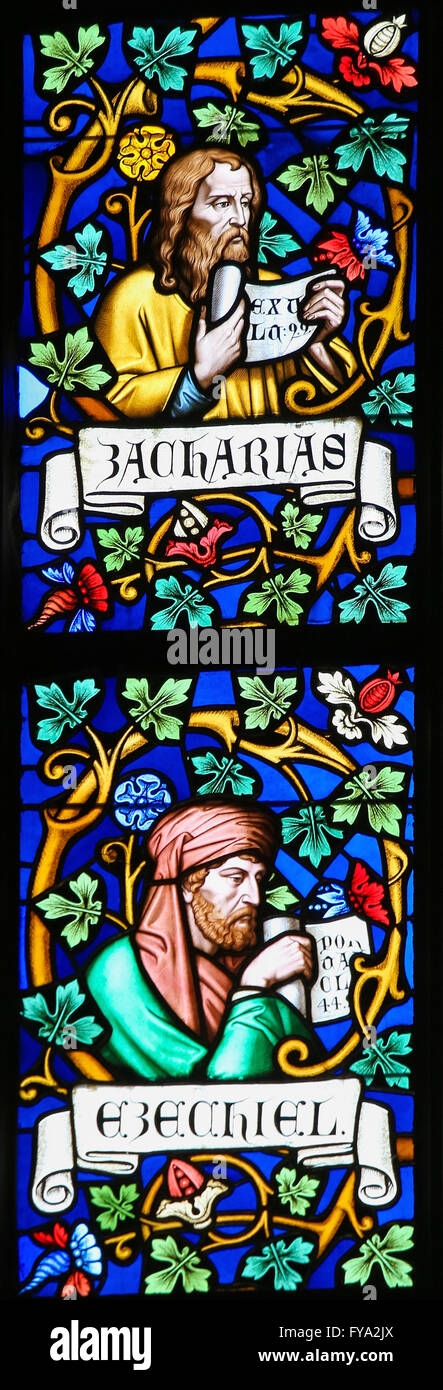 Glasfenster in St. Vitus Cathedral, Prag, Darstellung des Propheten Sacharja und Hesekiel Stockfoto