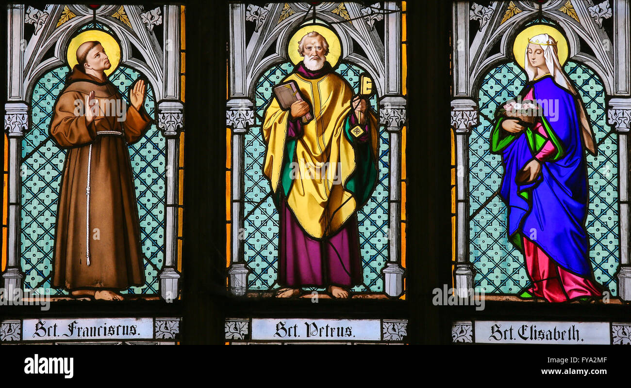 Glasfenster in St. Vitus Cathedral, Prag, Darstellung Franziskus, St. Peter und St. Elisabeth Stockfoto