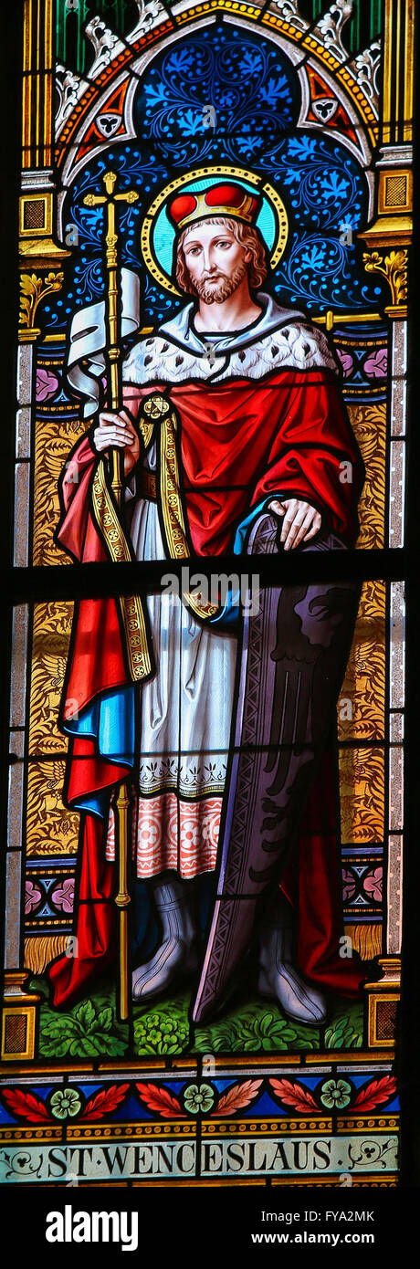 Glasfenster in St. Vitus Cathedral, Prag, Darstellung des Heiligen Wenzel, Patron der Tschechischen Republik Stockfoto