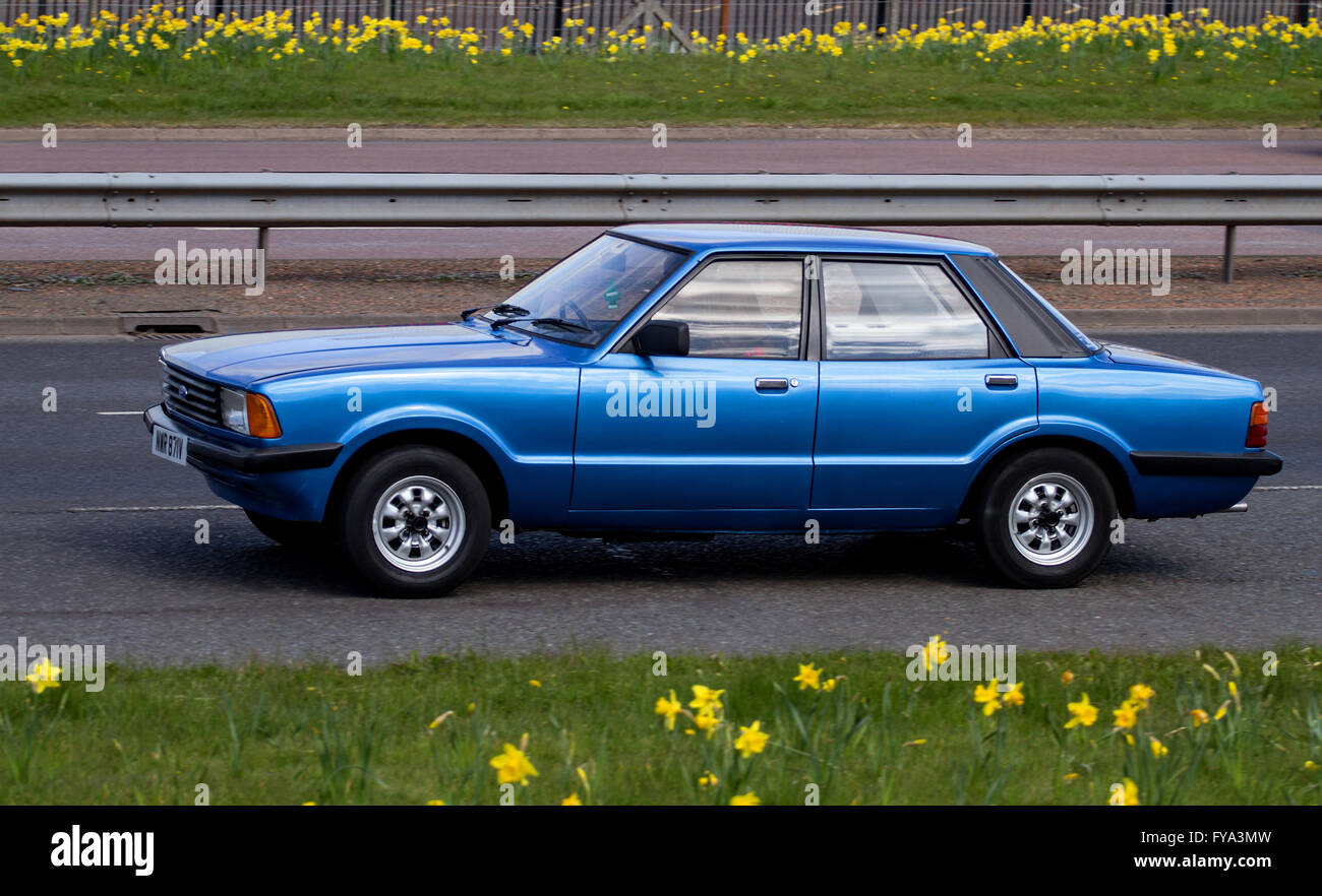 Eine blaue 1979 Ford Cortina Mark IV Reisen entlang der Kingsway Schnellstraße in Dundee, Großbritannien Stockfoto