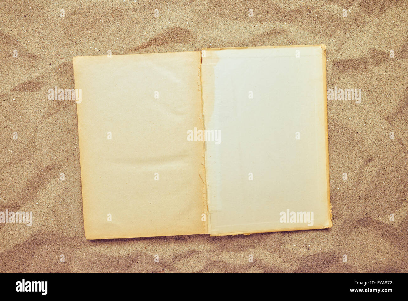 Draufsicht Vintage aufgeschlagenen Buches am Sandstrand, leere Seiten als Textfreiraum, Lesung Lieblingsbuch im Sommer Urlaub Urlaub in tr Stockfoto