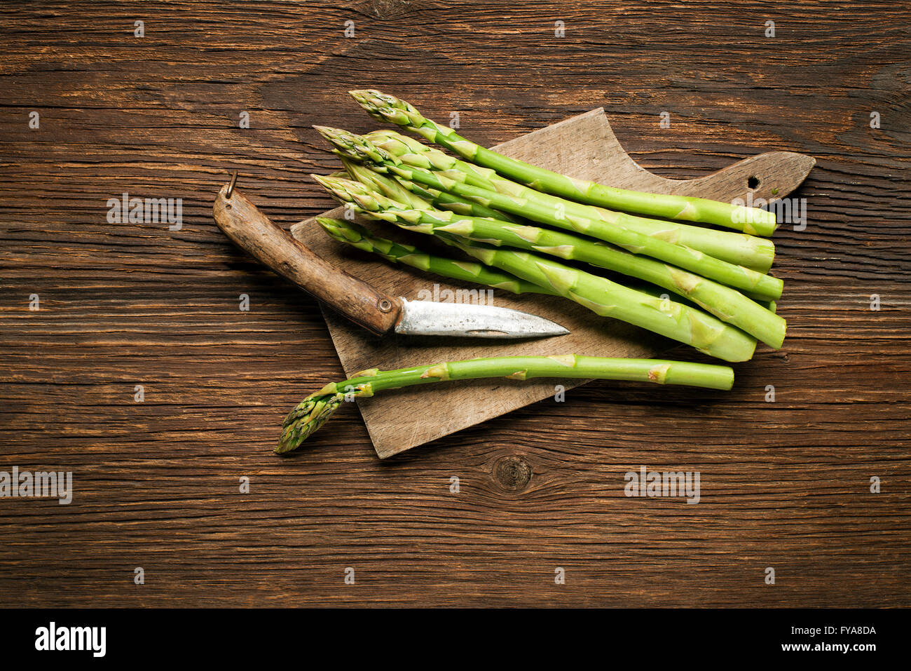Frischer Spargel auf hölzernen Hintergrund Overhead schießen. Stockfoto