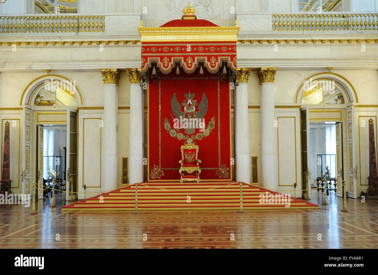 Russland. Sankt Petersburg. Die Eremitage. Saint George Hall oder große Thronsaal, entworfen von Giacomo Quarenghi und von Wassili Stassow (1769-1848) im neoklassizistischen Stil des 19. Jahrhunderts restauriert. Stockfoto