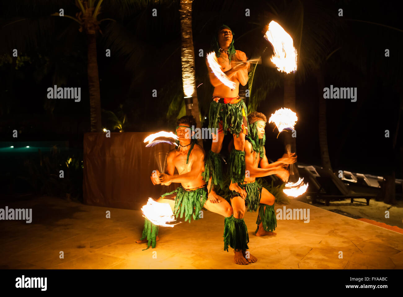 Koh Samui, Thailand - 24. August 2013: Drei starke Männer, die Durchführung von traditionellen Feuertanz im tropischen Resort auf der Insel Koh Samui Stockfoto