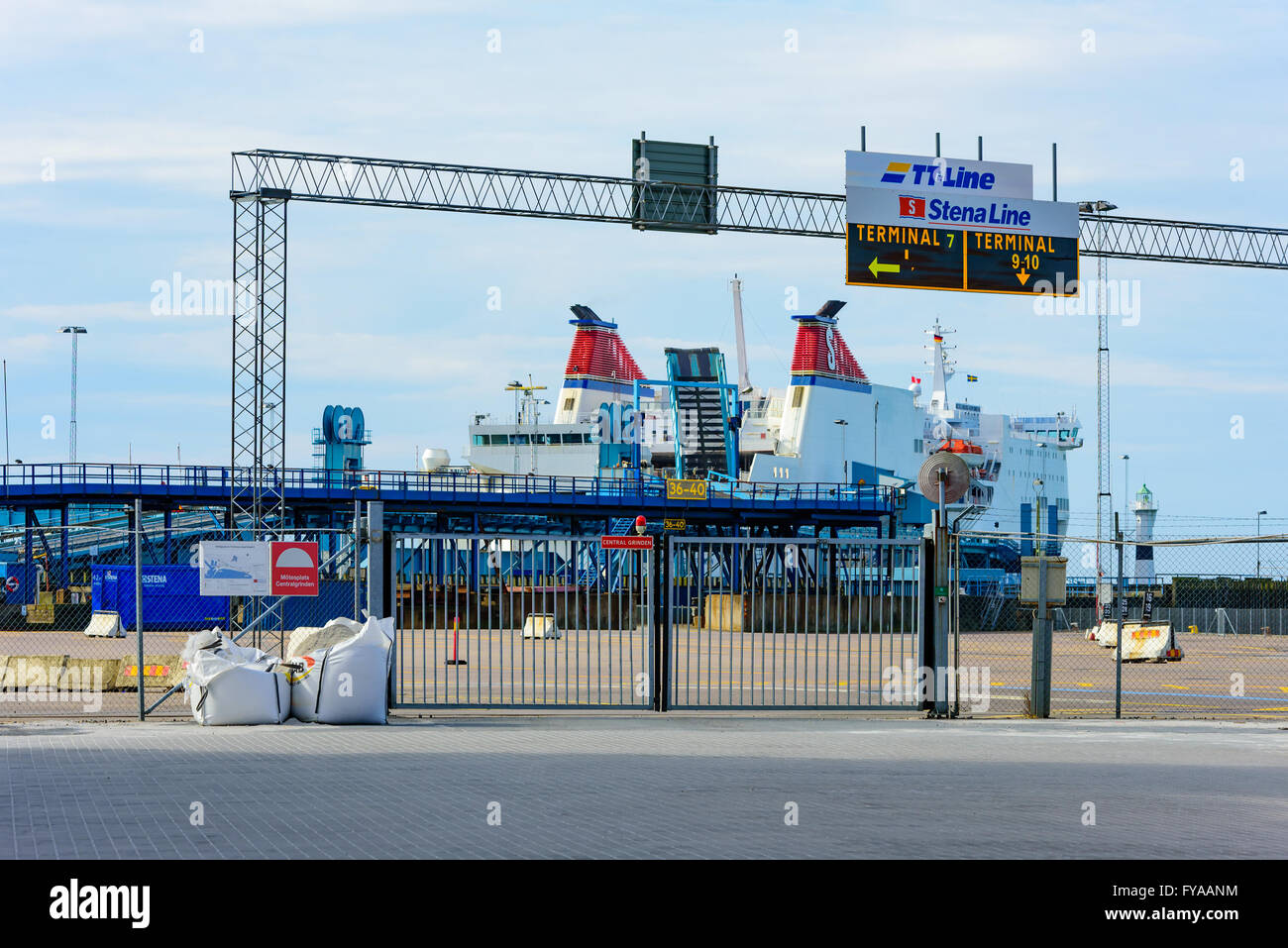 Trelleborg, Schweden - 12. April 2016: Toren zum Fährhafen in der Stadt. Sie sind geschlossen und eine Autofähre von Stena Line ist in der b Stockfoto