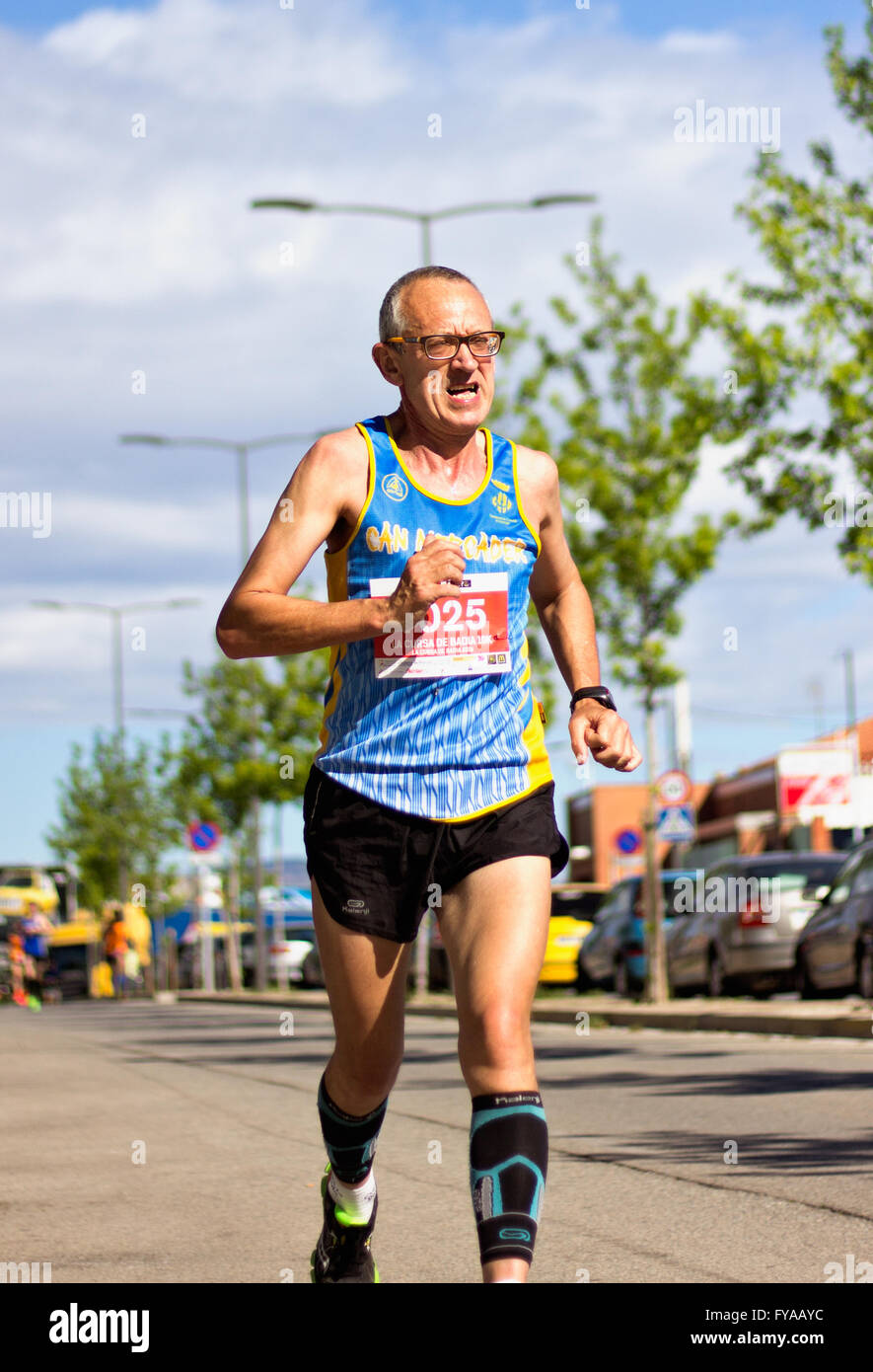 BADIA DEL VALLES, BARCELONA, Spanien - 17. April 2016: Unbekannte Läufer in der Spur während der Veranstaltung von "La Cursa Badia 10 K" Stockfoto