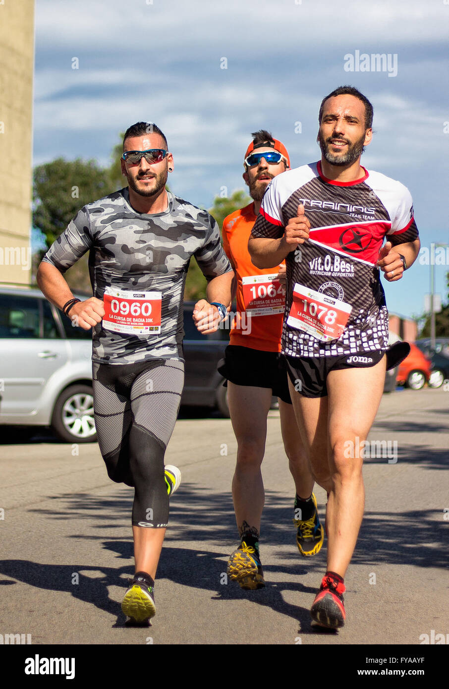 BADIA DEL VALLES; BARCELONA; SPANIEN - 17 APRIL; 2016: unbekannte Läufer in der Spur während der Veranstaltung von "La Cursa Badia 10K" Stockfoto