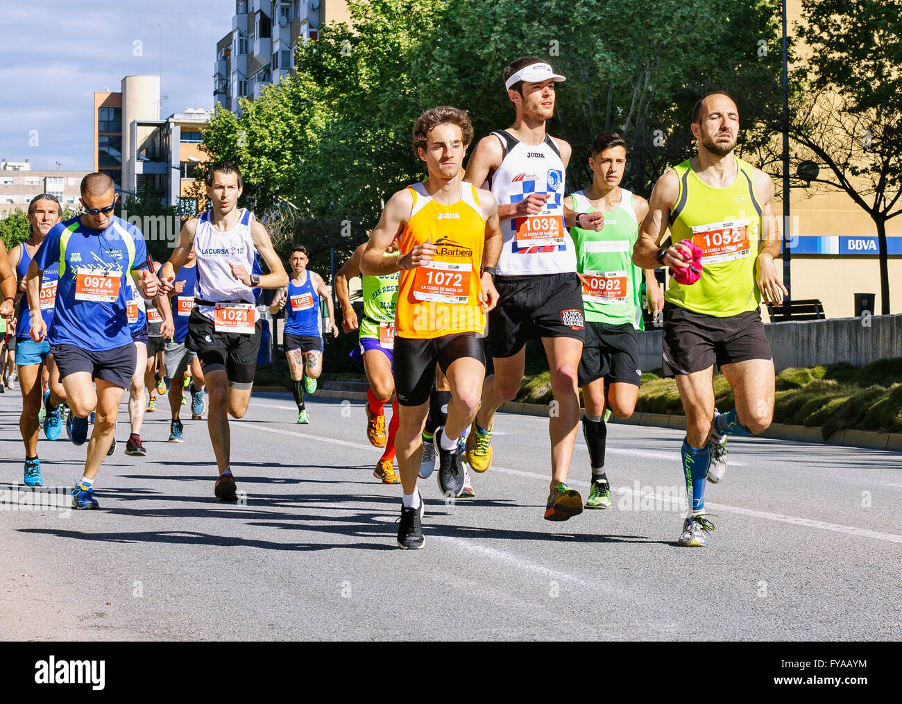 BADIA DEL VALLES, BARCELONA, Spanien - 17. April 2016: Unbekannte Läufer in der Spur während der Veranstaltung von "La Cursa Badia 10 K" Stockfoto