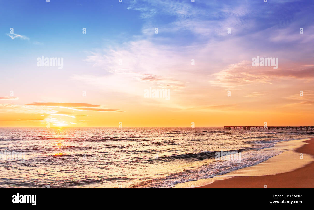 Malerische Aussicht auf den wunderschönen Sonnenaufgang über dem Meer. Stockfoto