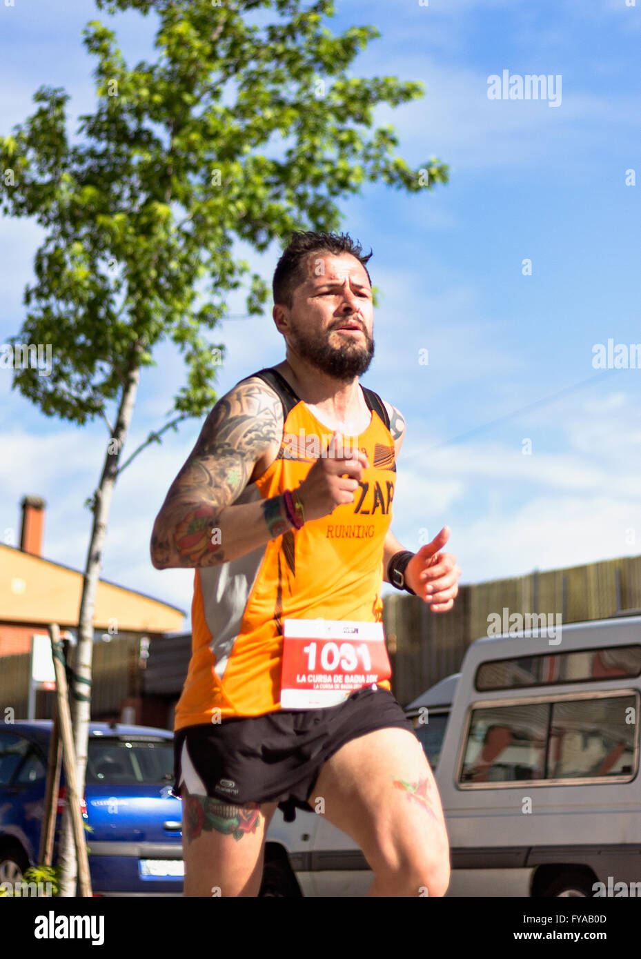 BADIA DEL VALLES, BARCELONA, Spanien - 17. April 2016: Unbekannte Läufer in der Spur während der Veranstaltung von "La Cursa Badia 10 K" Stockfoto