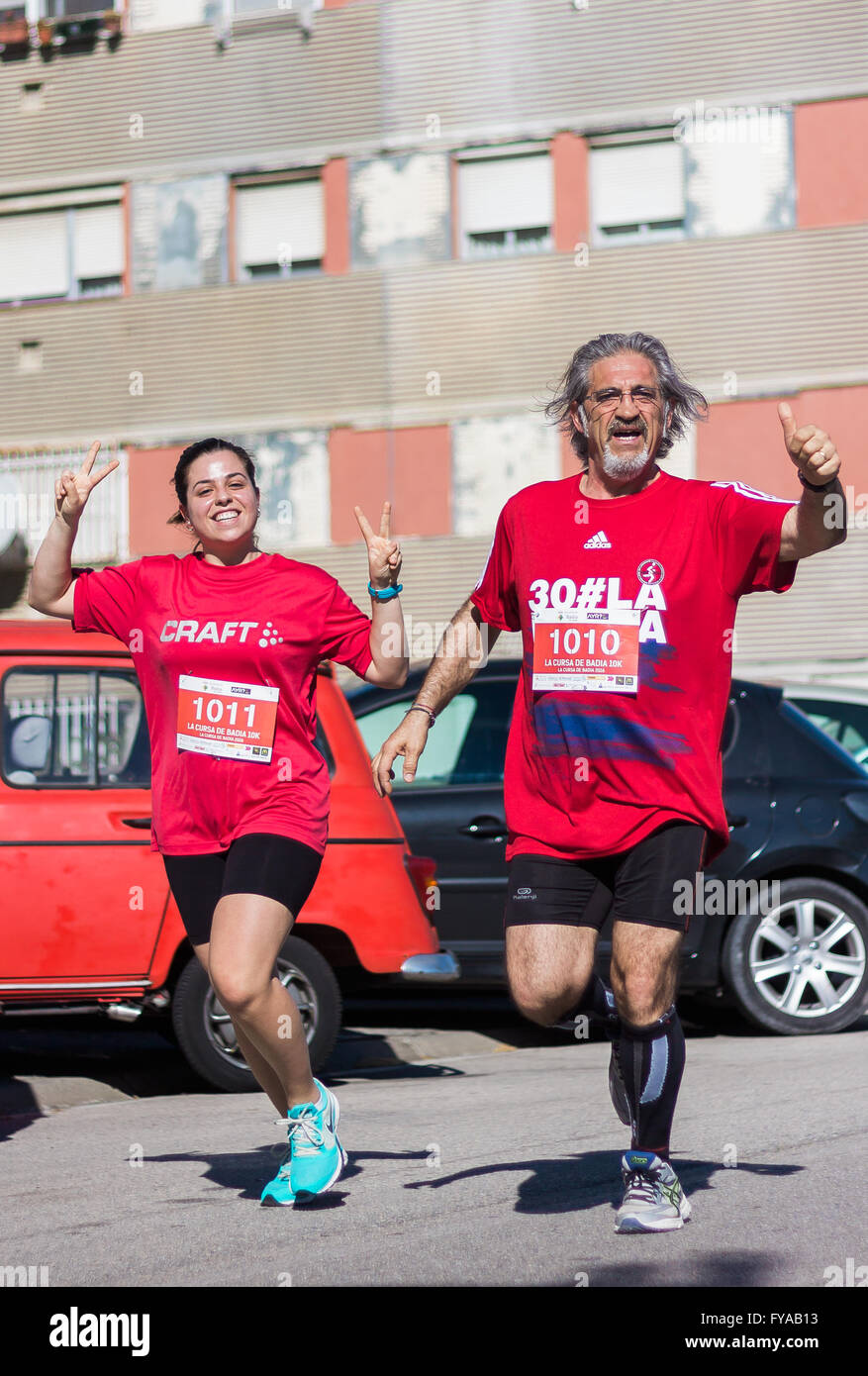 BADIA DEL VALLES, BARCELONA, Spanien - 17. April 2016: Unbekannte Läufer in der Spur während der Veranstaltung von "La Cursa Badia 10 K" Stockfoto
