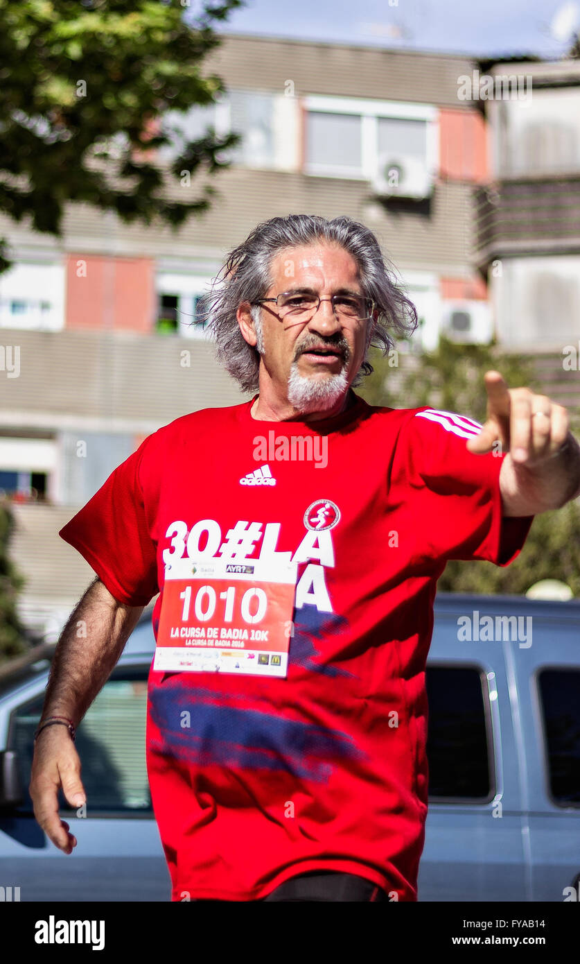 BADIA DEL VALLES, BARCELONA, Spanien - 17. April 2016: Unbekannte Läufer in der Spur während der Veranstaltung von "La Cursa Badia 10 K" Stockfoto