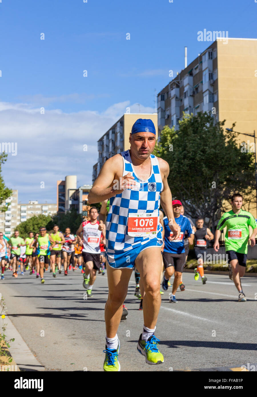 BADIA DEL VALLES, BARCELONA, Spanien - 17. April 2016: Unbekannte Läufer in der Spur während der Veranstaltung von "La Cursa Badia 10 K" Stockfoto