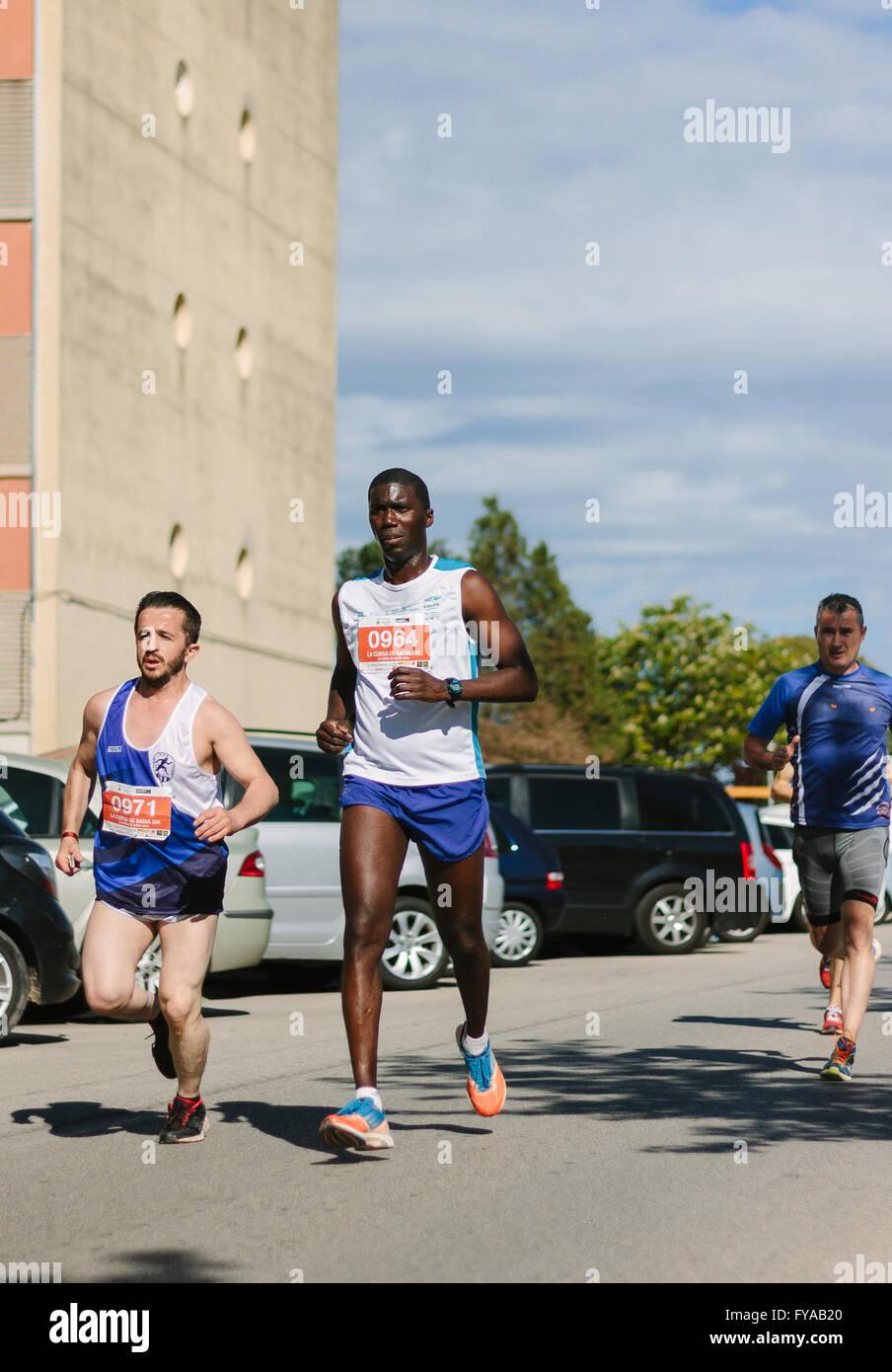 BADIA DEL VALLES, BARCELONA, Spanien - 17. April 2016: Unbekannte Läufer in der Spur während der Veranstaltung von "La Cursa Badia 10 K" Stockfoto