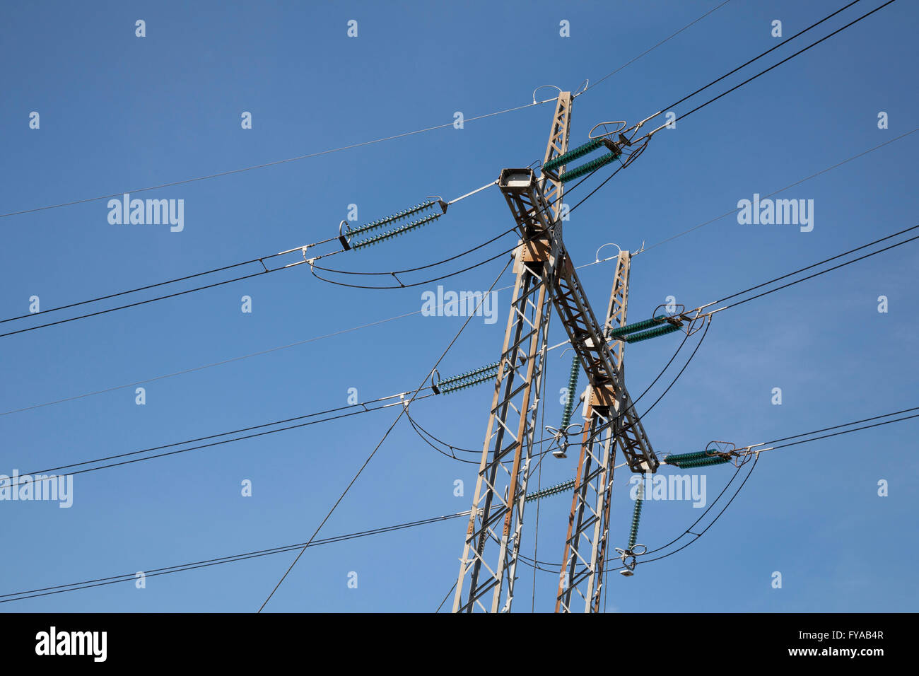 Strommast mit Hochspannungsleitung, Elsass, Frankreich Stockfoto