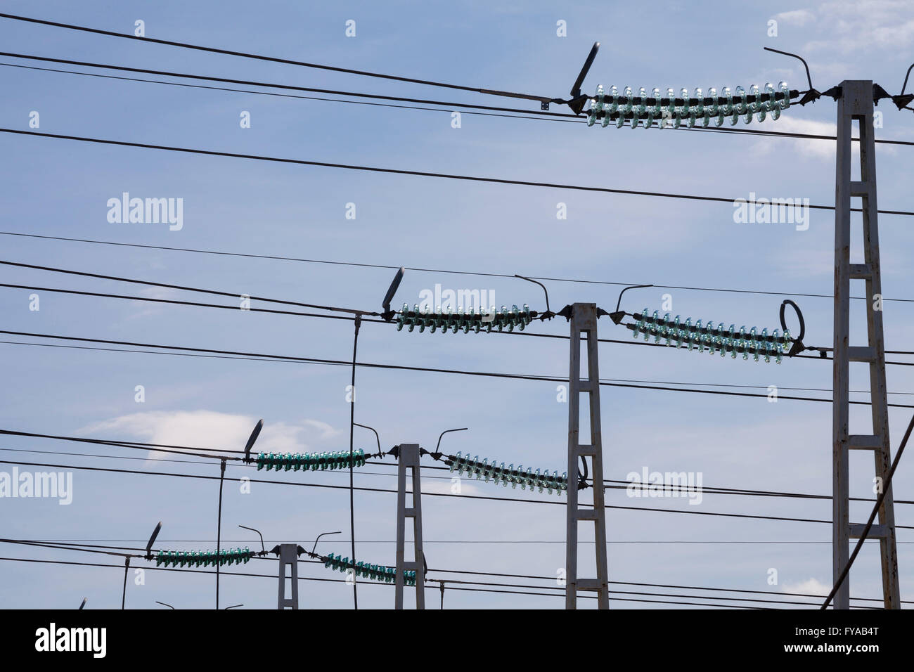 Strommasten mit Hochspannung Linien, Umspannwerk, Fessenheim, Elsass, Frankreich Stockfoto