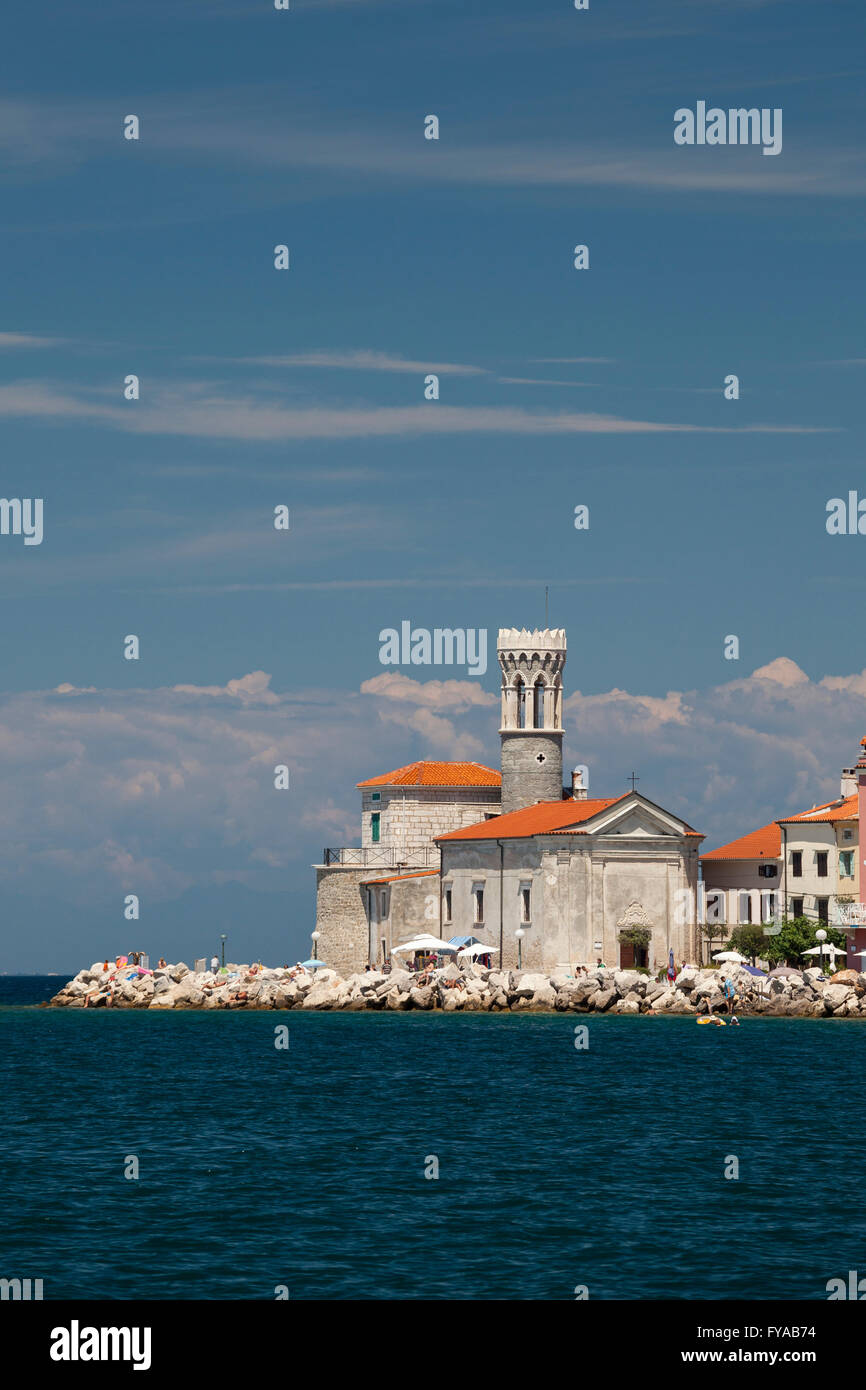 Küste mit der Kirche Our Lady of Health, St. Clemens Kirche und dem Leuchtturm, Piran, Istrien, Slowenien Stockfoto