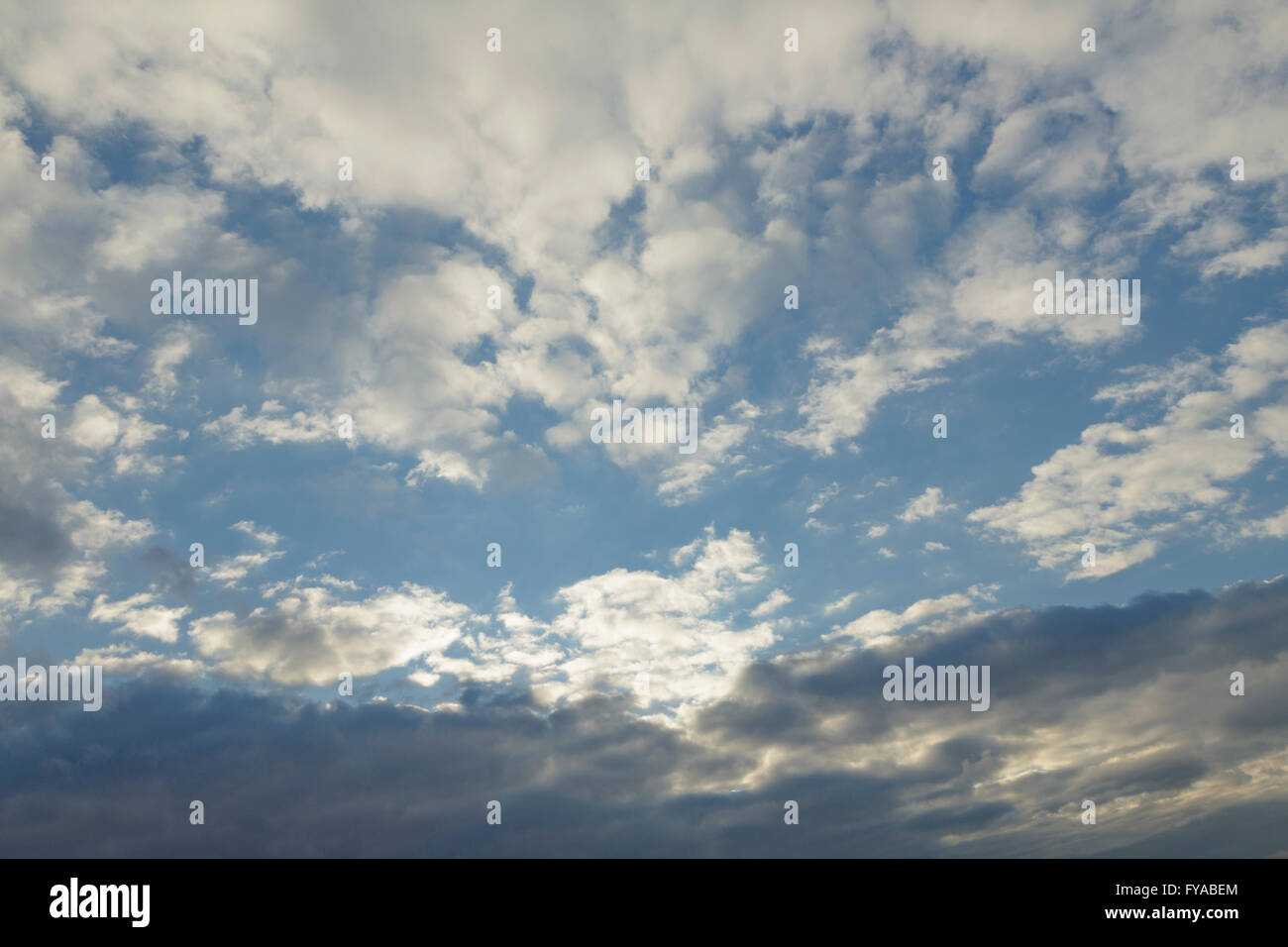 Stratocumulus und Altocumulus Wolken Stockfoto