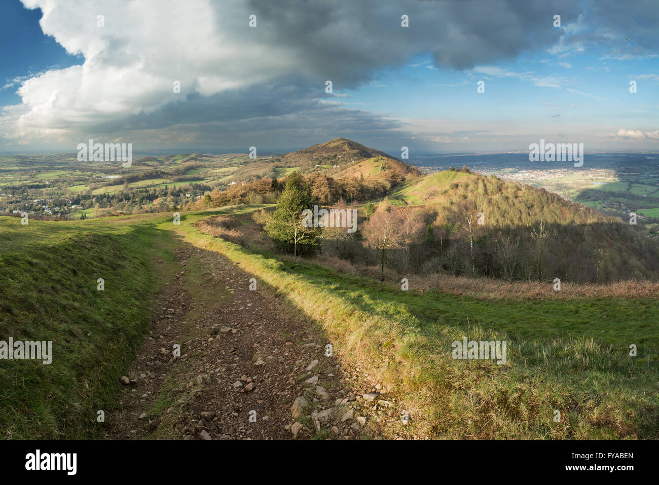 Der Fußweg auf Pinnacle Hügel führt durch Jubillee Hill und Ausdauer Hill nach einem schweren Wintersturm Regen über die Malvern Stockfoto