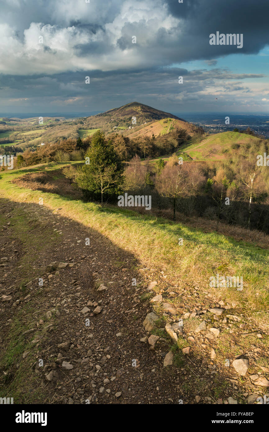 Der Fußweg auf Pinnacle Hügel führt durch die Wolken, die sich über Jubillee Hill und Ausdauer Hill nach Regen zu erheben. Stockfoto