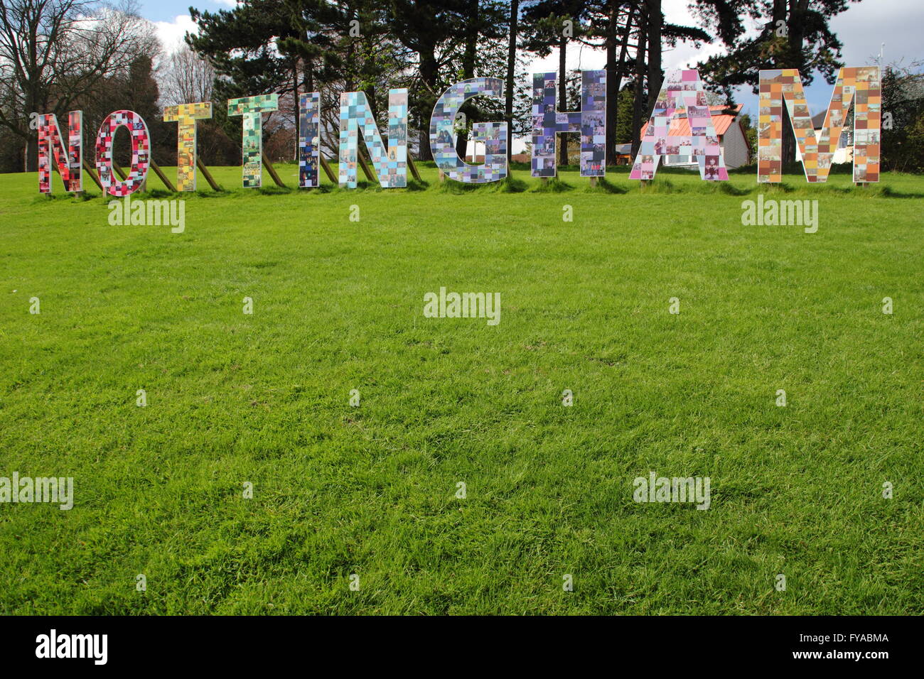 Ein "Nottingham" Zeichen von Bäumen am Eingang an der University of Nottingham University Park Campus, England UK Stockfoto