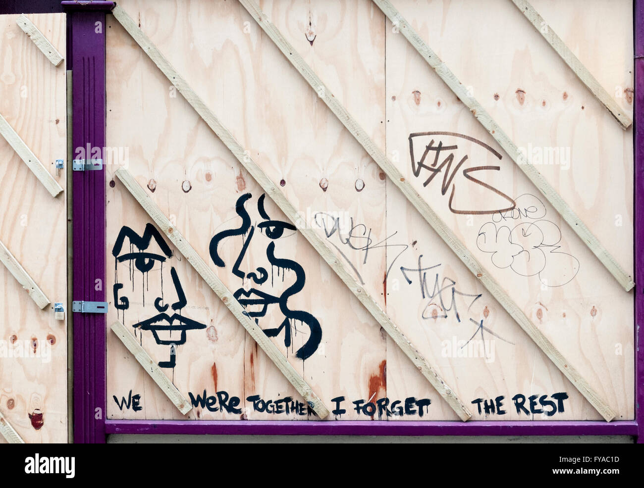 Graffiti mit einer oft falsch zitiert Zeile aus Whitmanss Gedicht "Einmal ich Pass durch ein bevölkerungsreichste Stadt hatte". Stockfoto